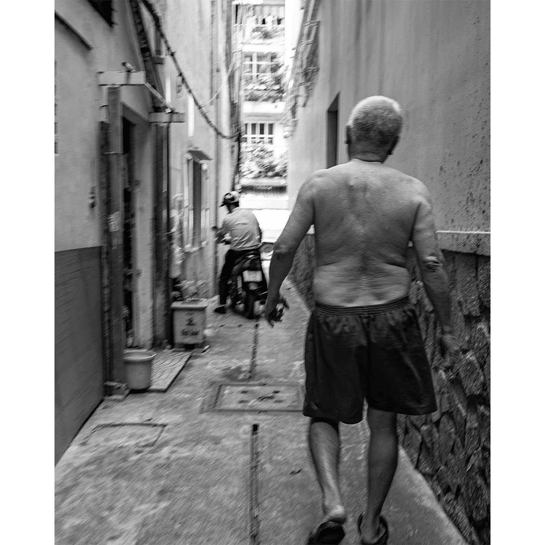 Thank you to this kind fellow for helping me navigate when I was completely lost! 😅
.
.
.
.
#saigon #saigonstreet #saigonstreetphotography #saigonsolo #travelvietnam #explorevietnam #streetphotography #canonphotography #bw #streetportrait #bwstreetphotography #bwstreetphoto #adventure #travelsolo #locals #hochiminhcity #thisissaigon #travelgram