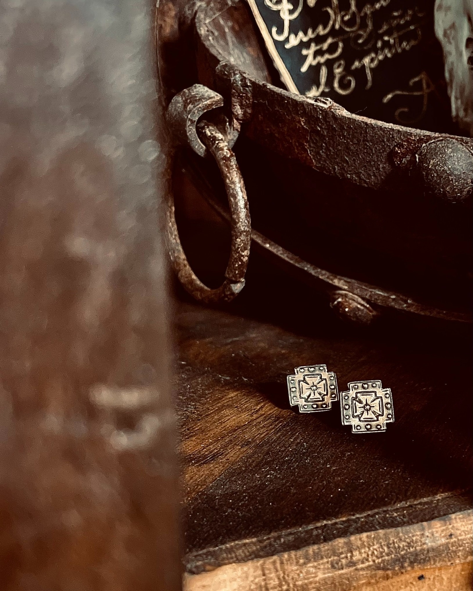 #CenizoWest is bold and distinctive for the modern renegade, using the ancient and precise method of lost-wax casting to create original designs. Hecho con cariño.
#Cenizo #CenizoJewelry #LostWaxCasting #BeBold #Renegade