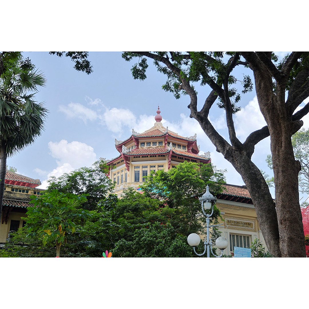 Looking up at Ho Chi Minh’s natural history museum.
.
.
.
.
#hochiminh #hochiminhcity #explorehochiminhcity #travelvietnam #travelvietnam🇻🇳 #explorevietnam #streetphotography #streetphotographyvietnam #travelgramvietnam #travelgram #streetlife #streetportrait #naturalhistorymuseum #vivid #vividstreet #wander #museum