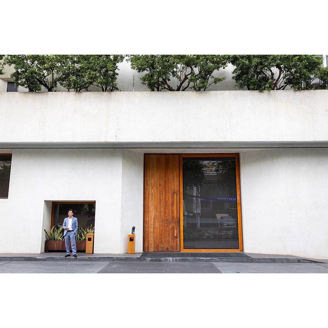 Grand doors at the @gemcenter.com.vn
.
.
.
.
#hochiminh #hochiminhcity #explorehochiminhcity #travelvietnam #travelvietnam🇻🇳 #explorevietnam #streetphotography #streetphotographyvietnam #exhibitioncentre #travelgramvietnam #travelgram #streetlife #streetportrait
