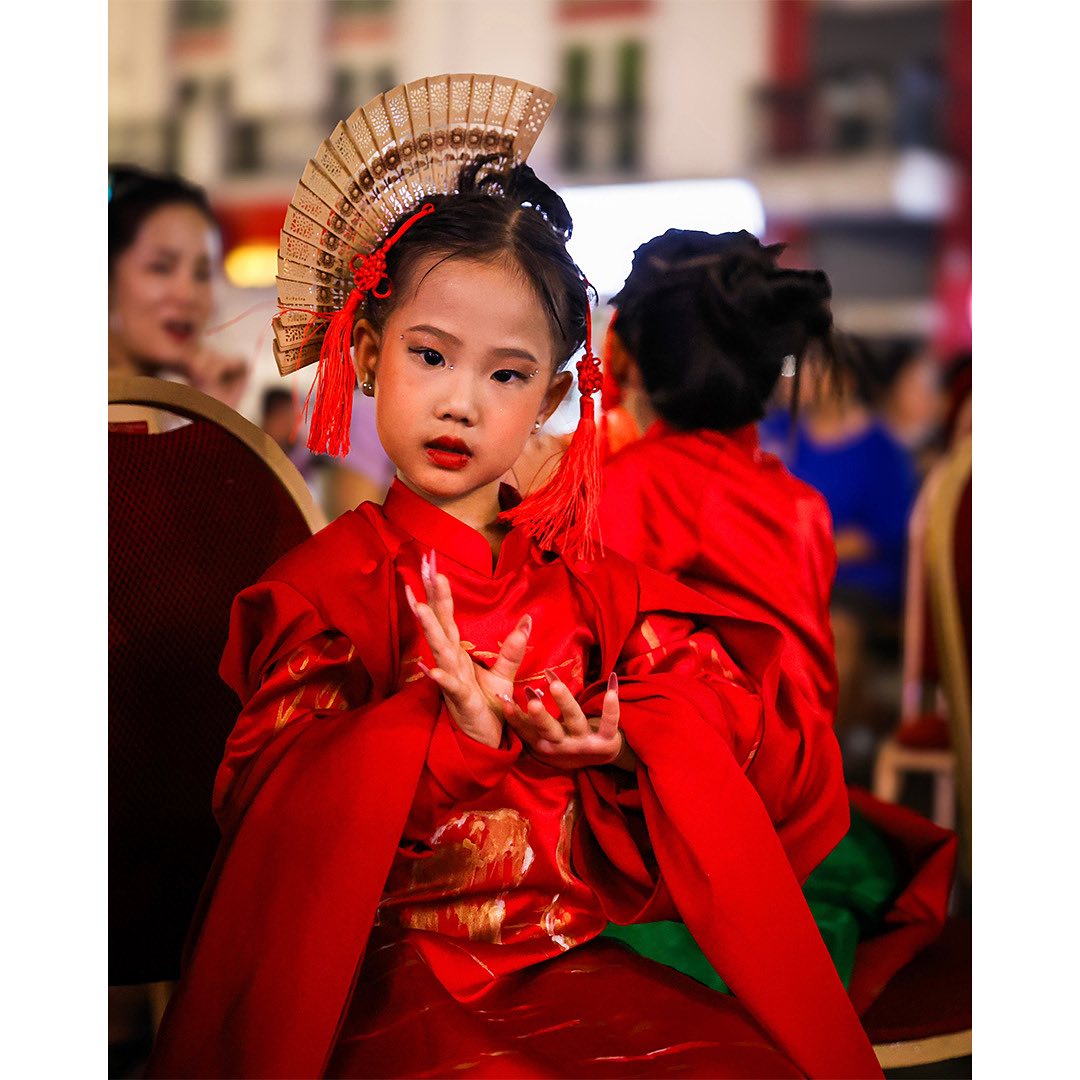 Traditional dress for a street parade in Hanoi.
.
.
.
.
#vietnam #visitvietnam #travelvietnam #explorevietnam #hanoi #hanoicity #streetportrait #streetportraiture #tradionaldress #canonphoto #canonphotography
