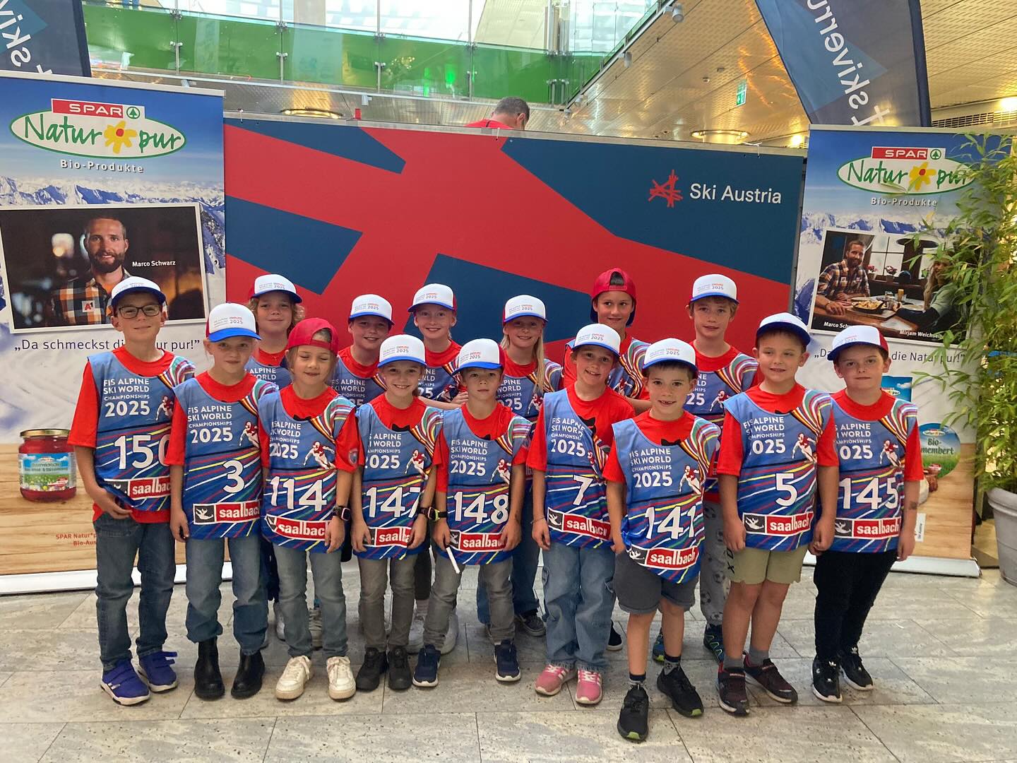 Unsere kleinen Stars ganz Gross! 🥰 Heute zu Gast bei der Einkleidung des ÖSV!
#saalbach2025 #schiclubkids #nachwuchs #einkleidung #europark #schoeffel