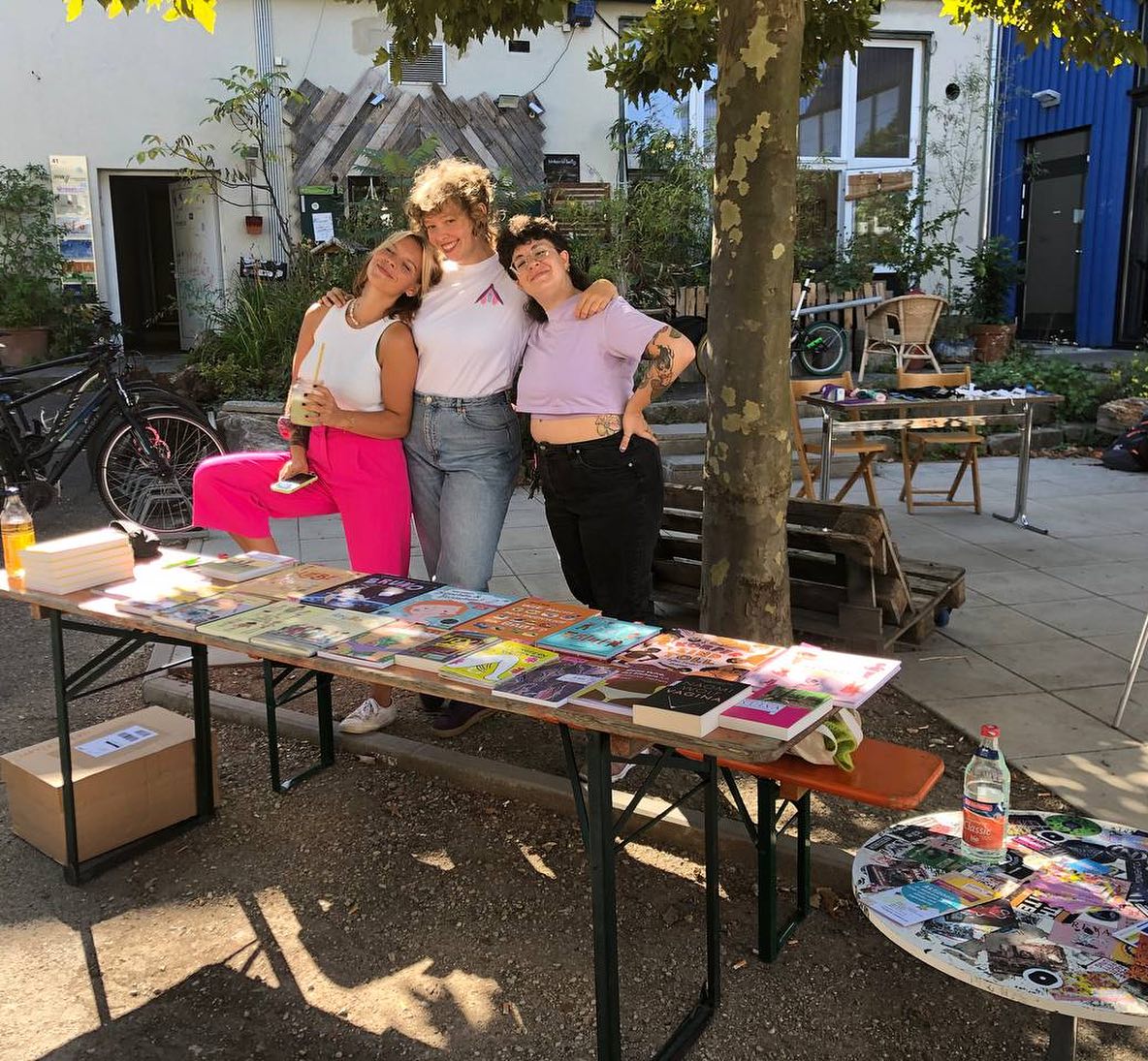 LOVEPOST @aktionswoche_sexuelle_bildung 💜💗💚🥰🤩🥰🙃Unsere Aktionswoche zur 6-uellen Bildung hat dieses Jahr zum 5. Mal @artikfreiburg stattgefunden und wir haben güldenen Festivalabschluss gefeiert mit dem Hodenkollektiv (interne Bezeichnung;)) @sharedcontraception & mit der Kinderbuchlesung UNTENRUM @glitterclit_ & einem tollen Büchertisch @josfritz.buecher
Es war so zauberschön und so bunt und so aufregend und gleichzeitig so Wohnzimmer-feeling! Danke allen fürs kommen & helfen! @hannah_katinka und @ultra.222 für unser Zusammensein & immer weiter machen💜 I love u so much! Und danke an anabell & anabell für eure Hilfe. ihr cuten! Willkommen im Team. Ich bin schon sehr gespannt was nächstes Jahr zur 🤩6🤩 Premiere passiert! stay tuned und folgt @aktionswoche_sexuelle_bildung @😛🤭😘 #feminismus #sexuellebildung #freiburg #magnushirschfeldstiftung #artik #bildungfüralle #untenrum #penis #hoden #ring #dasjungfernhäutchengibtesnicht #aktionswoche #josfritz #lesenistsexy