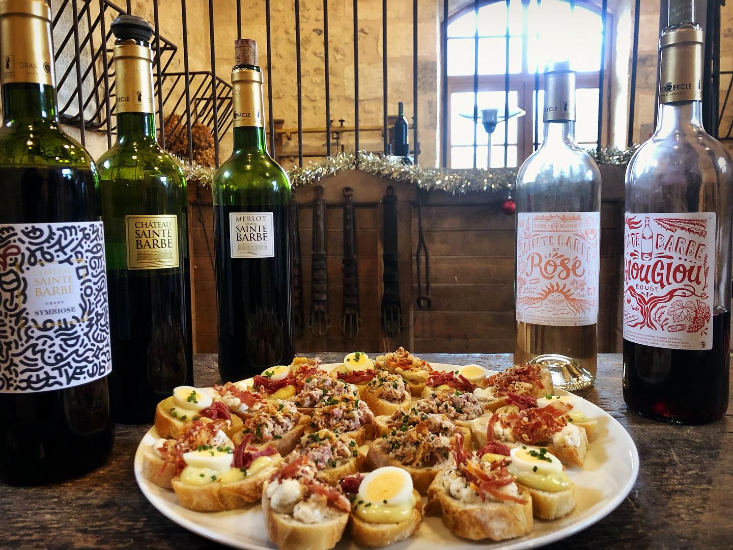 Dégustation gourmande lors de notre Journée Porte Ouverte
@itineraireculinaire
#degustationdevin #bordeauxsuperieur #vignoble #winetourism #redwine🍷