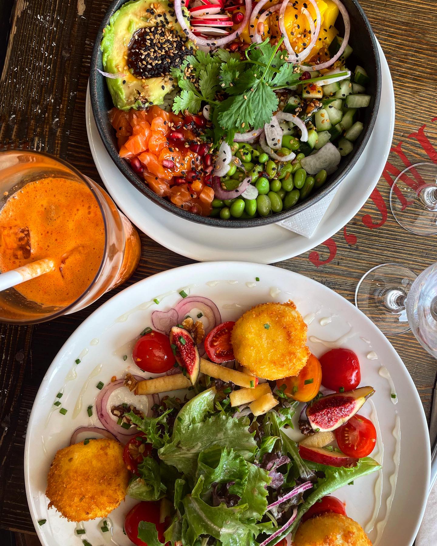 There are few things that I love more than figs and goat cheese, so I of course had to have the Warm Goat Cheese Salad @roiducafedespuces , and it was absolutely amazing!!! Located a bit outside of the main parts of Paris, this restaurant is definitely worth going to if you are in the area and had a ton of amazing, healthy items on the menu (how good does the poke bowl that my friend from @eastendsalvage got look? 🤤). I also ordered the juice of the day, which was apple, carrots, and ginger.
It was so great to have a light, delicious, and nutrient-packed meal on a day that we were constantly on the move looking for antique treasures at @pucesdeparissaintouen !
Click the link in my bio for more info on my Paris recommendations!! ❤️
#myhealthfullife #RD #RDN #RegisteredDietitian #health #healthy #healthyfood #healthylifestyle #food #foodie #nutrition #eatclean #foodblogger #lifestyleblogger #blogger #blog #foodinspiration #healthinspiration #paris #france #parisguide #frenchfood #saladinspo