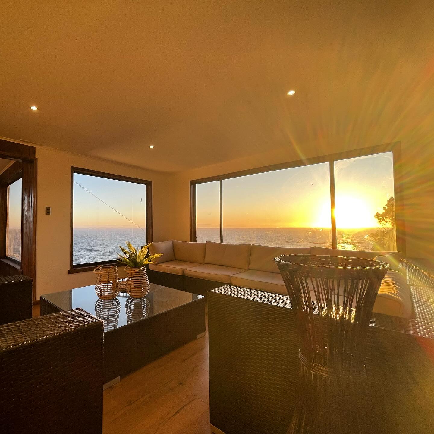 ¡Estamos emocionados por la pronta entrega de esta gran obra en Hotel Bután! Creamos espacios con vistas panorámicas de atardeceres en el mar para los huéspedes, además de brindar espacios amplios y limpios para que compartan y disfruten las hermosas vistas de la Bahía de Coronel. Agradecemos a nuestros clientes por confiar en nosotros para hacer realidad sus sueños. 🏨🌅
