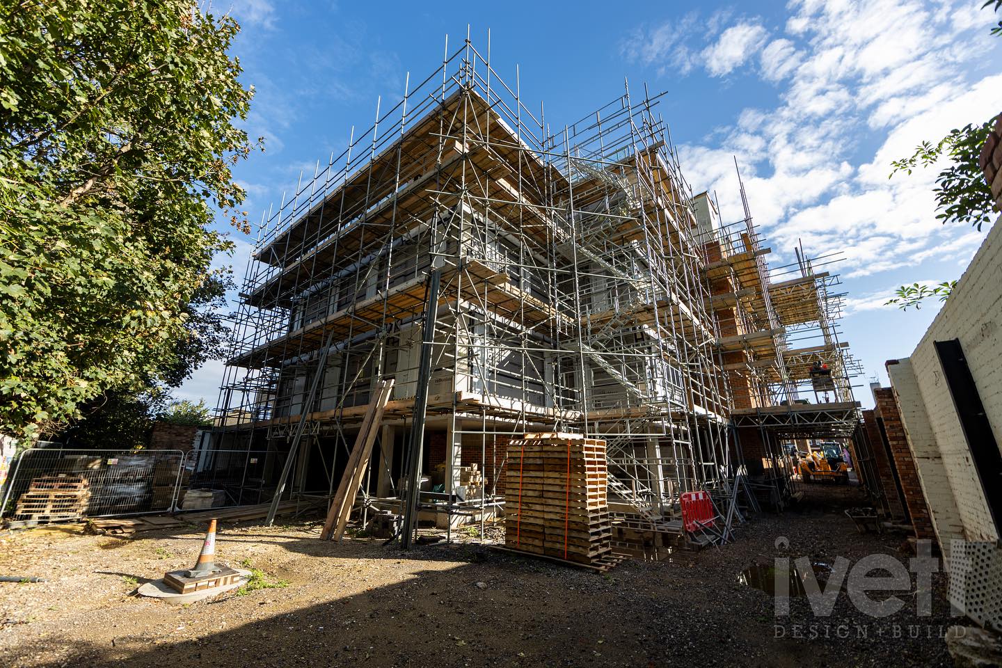 Progress at the Guildford Offices 🏢🏗️🚧🧱👷♀️🦺
.
.
.
#structure #architecture #construction #concrete #structuralengineering #civilengineer #photooftheday #formwork #building #architecture #engineering #scaffold #steel #shuttering #concretelife #formworksystems #concreteconstruction #rebar #builder #peri #steelfixing #formscaff #concreteformwork #CLT