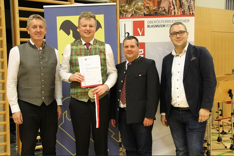 KONZERTWERTUNG🥈
Am 21.10.2023 stellten wir uns bei der Konzertwertung in Feldkirchen/Donau der Jury - diesmal bestehend aus Gottfried Reisegger (Vorsitzender), Gernot Haidegger und Werner Parzer.
In der Leistungsstufe B gaben wir die Stücke Overture of a New Life (Manfred Sternberger),
Voice of the Vikings (Michael Geisler) und Does your mother know (Benny Anderson / Björn Ulvaeus) zum Besten und konnte dabei eine Silbermedaille mit 88,00 Punkten erreichen.🥈🏆
#konzertwertung #urfahrumgebung #feldkirchenanderdonau #konzertwertung2023 #leistungsstufeb #mvherzogsdorf #herzogsdorf
Fotos: Veronika Mair