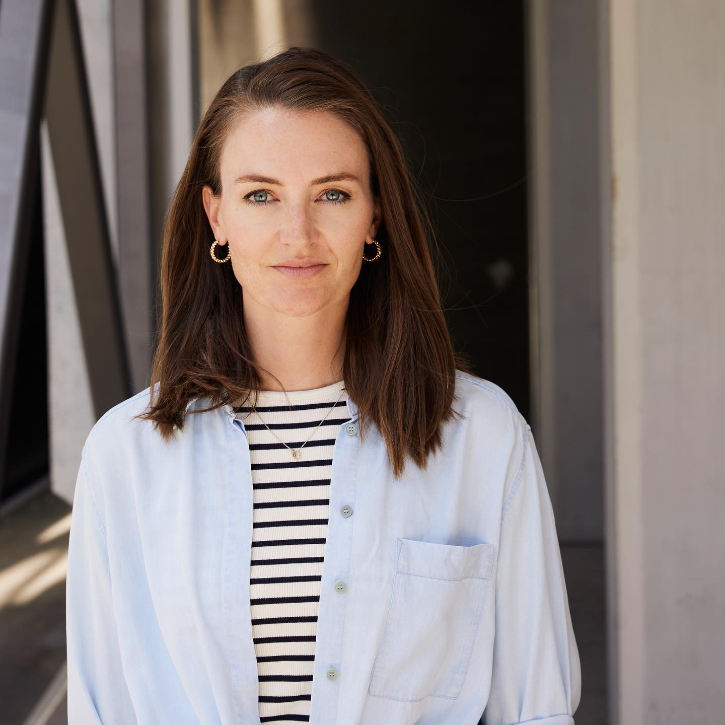 Blog Beitrag mediamus chezâŠCaroline SchlĂŒter
"Ich bin der Meinung, das Hauptanliegen von Institutionen sollte sein, dem Publikum eine bleibende Erinnerung zu ermöglichen, an ein Erlebnis oder einen Ort. Das ist nur mittels Emotionen möglich und dementsprechend mĂŒssen Institutionen auch bewusst TĂŒren in diese Richtung öffnen.", so Caroline SchlĂŒter von @letsmuseeum_
Im GesprĂ€ch mit mediamus spricht Caroline ĂŒber die Methodik des Emotional Storytellings, darĂŒber, weshalb man es in der Kunstvermittlung manchmal nicht allen Recht machen kann und weshalb es sich lohnt, Vermittlungsangebote mit Ecken und Kanten zu entwickeln.
Zum Blogbeitrag "mediamus chez...Caroline SchlĂŒter" gehts via Link im Profil. đ
đ· @joanminder
đ@kunsthauszuerich
#mediamuschez #kulturvermittlung #kunstvermittlung #médiationculturelle #letsmuseeum @kulturvermittlung_zuerich @lalucarne @forum.culture @swiss.art.education