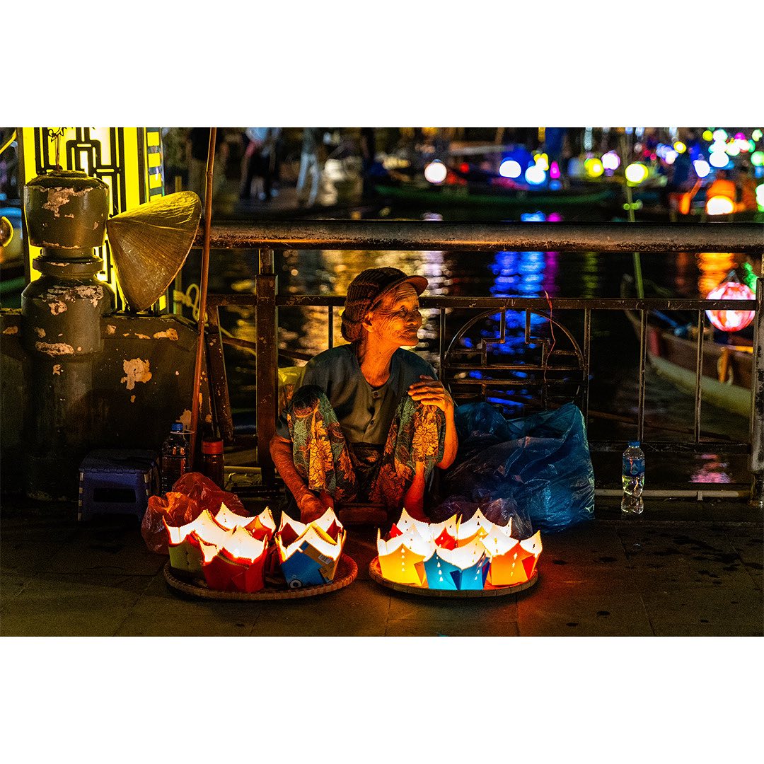 Lantern lady on Hoi An bridge.
.
.
.
#hoianvietnam #hoianoldtown #visithoian #travelhoian #explorevietnam #lonelyplanetvietnam #tourismvietnam #travelvietnam #vietnam #streetphotovietnam #streetphotohoian #streetphotography #marketshoian #streetportrait #streetart #streetsofhanoi #visitingvietnam #vietnam2023