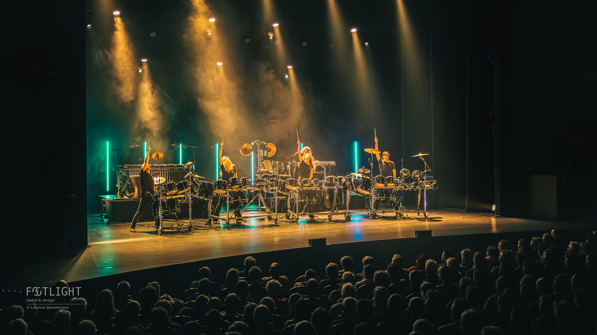 I did NOT see this coming… Mijn droom wordt werkelijkheid!
Slagwerk, percussie of drummen! Het heeft voor mij allemaal een ding gemeen. Als muzikant van de ritmesectie ben je de hartslag voor geweldige muzikanten. Als klein meisje bewonderde ik Slagerij van Kampen al en nu mag ik ze fotograferen voor hun nieuwe theatertour. Een emotionele schok van blijdschap en verwondering! 🥁💖 #DreamsComeTrue #SlagerijVanKampen #ConcertFotografie
Mijn passie voor slagwerk begon op zesjarige leeftijd, dromend van een echte snaredrum. Van techniek lessen in de piepkleine keuken in 'Carré', naar het meespelen met de drumband. Het werd een avontuur met fantastische muzikanten! 💃🏻🪘 #PercussionJourney #MusicDreams
Deze week vervolgt Slagerij van Kampen hun 40-jarig-jubileumtour, waarvoor ik het nieuwe publiciteitsbeeld mocht ontwikkelen. Een eer en een droom die uitkomt! 🌟📸 #Showtime #DreamBig
