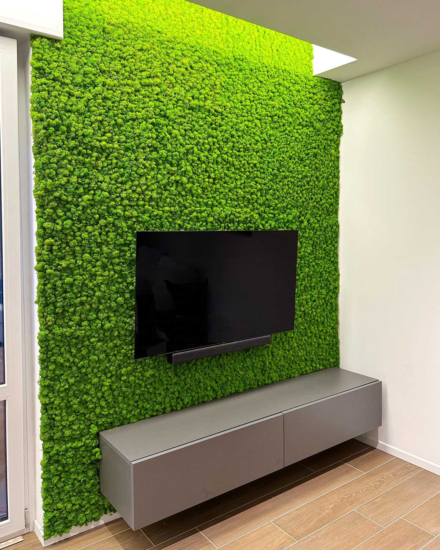 Dettagli!🍀
Realizzazione di parete con utilizzo di pannelli in forex, rivestito in Moss Nordico lichene naturale stabilizzato colore Wasabi!
- 100% Naturale
- Non ha bisogno di Manutenzione
- Purifica l’aria
- Antibatterico
- Fonoassorbente
- Ignifugo
- Ipoallergenico
- Bioindicatore di umidità dell’aria
- Made in Italy
Contattaci per realizzare la tua parete naturale !👷🏻👷🏻♂️
info@italfemgroup.it
#lichenestabilizzato #lichene #design #architecture #interiordesign #madeinitaly #green #greenarchitecture