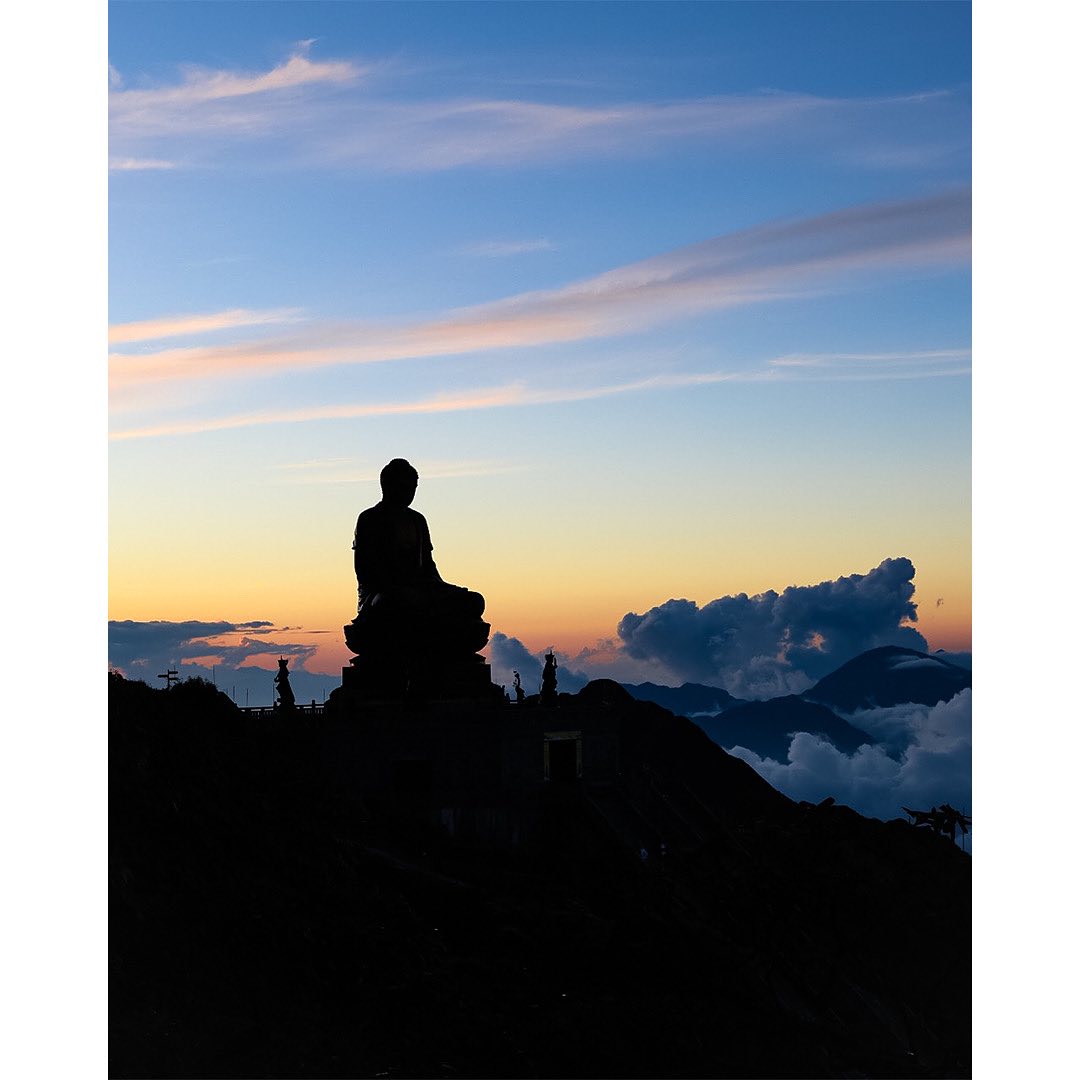 Sitting Buddha Sunset atop Mt Fansipan
.
.
.
.
#travelvietnam #vietnam2023 #explorevietnam #sapa #sapvietnam #mtfansipan #sunsetshots #sunsetshotz #beautifulvietnam #thisisvietnam #mountainsunset #sunset_pics #buddhastatue #visitvietnam #buddhasillhouette #sillhouette #sillhouettephotography