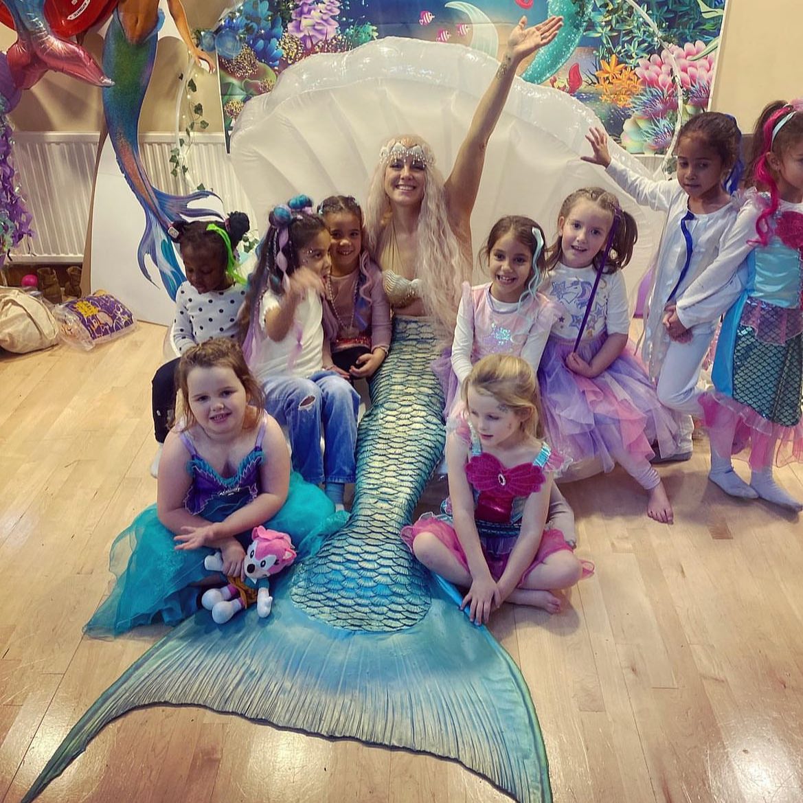 With winter setting in ❄️ garden parties might not be as appealing but that doesn’t mean you have to say goodbye to your favourite Mermaid 🧜♀️ themed parties!
Our Mermaids are just as at home in indoor venues like @missmermaidkkiss here, or even indoor pools!
Don’t let a little cold weather put you off bringing some mermaid magic to your special day.
Call now on 01277717985 or email parties@hireamermaiduk.com
#mermaid #hireamermaiduk #mermaidsofinstagram #reallifemermaid #professionalmermaid #mermaidlife #missmermaiduk #magictail #mermaidtwinkle #lifeofamermaid #realmermaid #aquarium #mermaidhair #hireamermaid #freediver #goingplaces #myotherlife #dreamjob #documentary #film #performancemermaids #kidspartyentertainers #mermaidparties