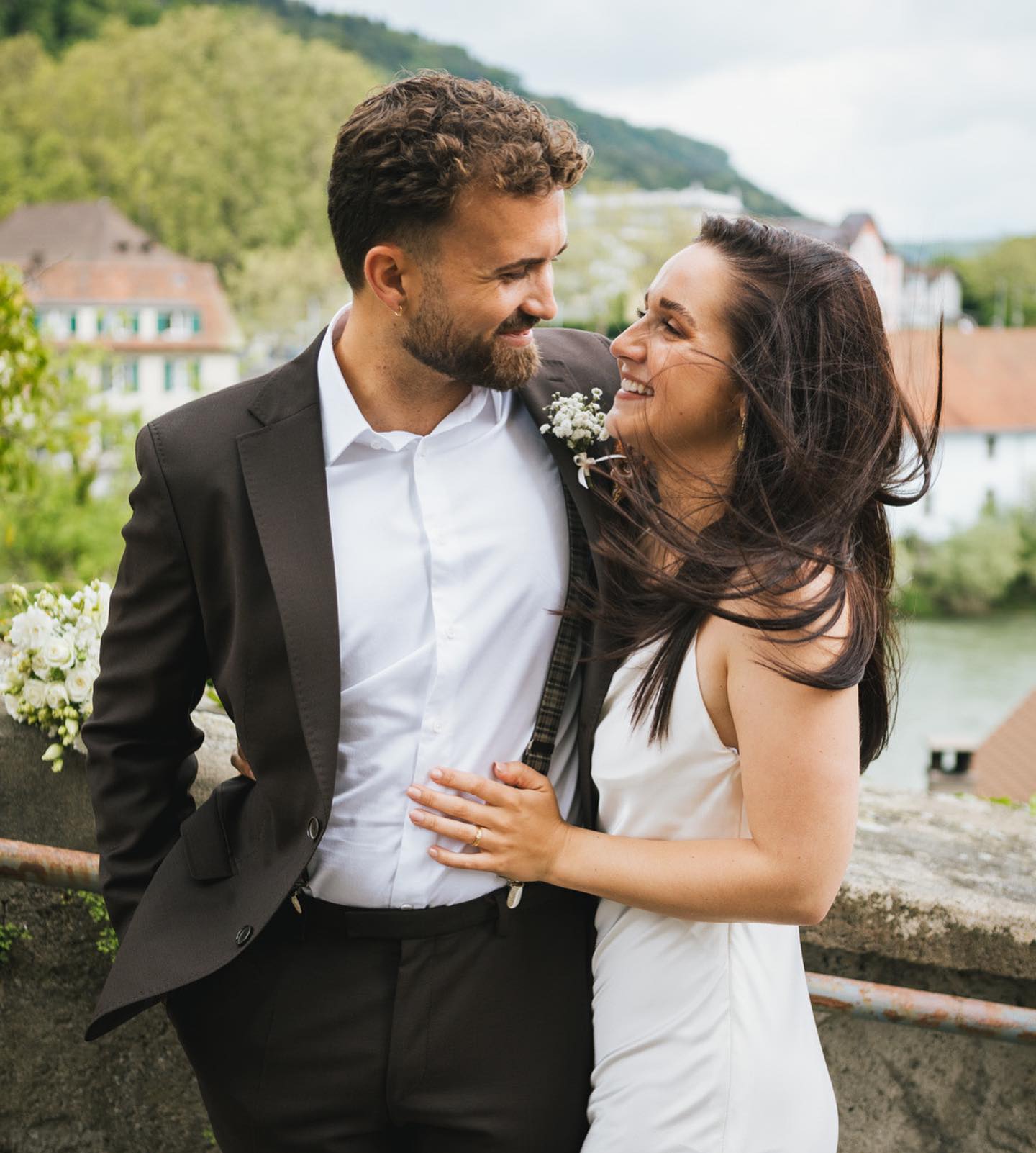 #funkelnindenaugen #hochzeitstag #hochzeitsfotos #brautstrauss #trauringe #brugg #blütenmeer