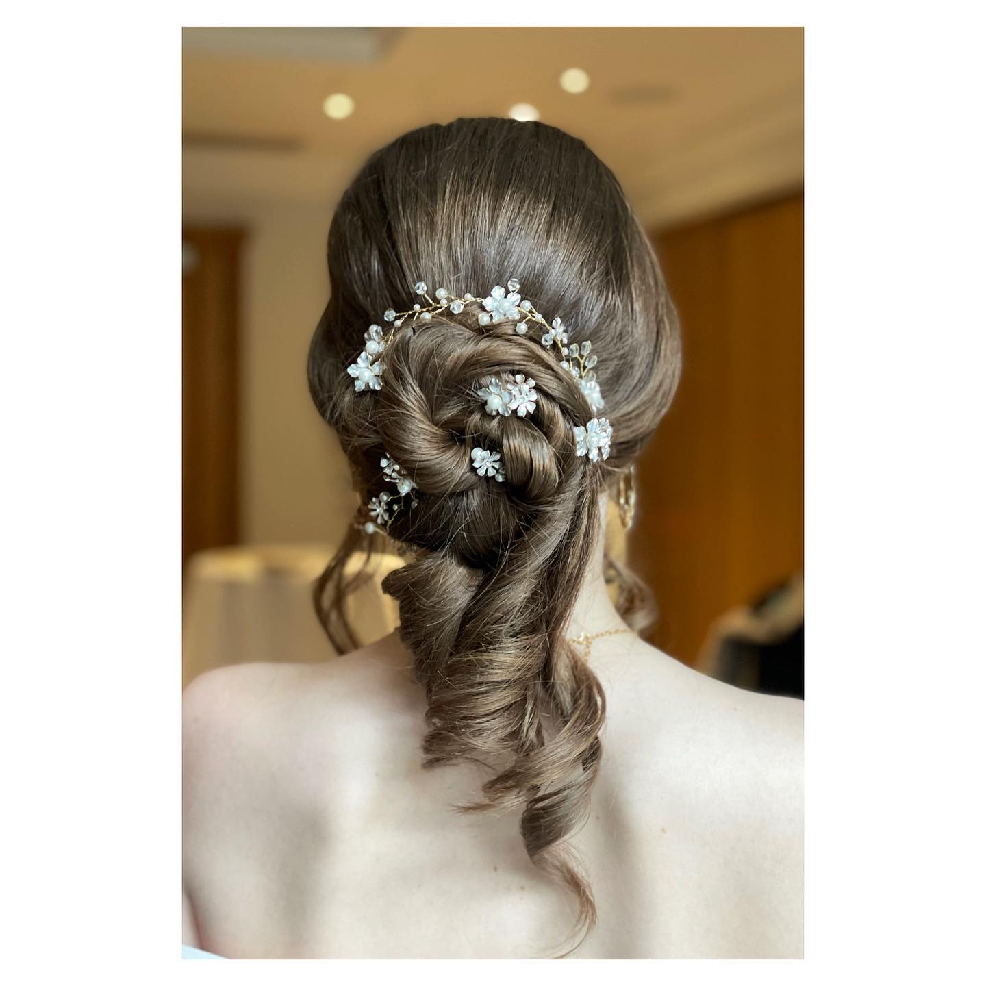 A seemingly effortless low bun for my bride. Such a pretty style which works for most hair types.
One of the most important factors when choosing a hair style for your wedding day is to take into consideration your hair type to get the best look that works for your face, your style and your hair type. This all gets discussed during the hair trial where we work together creating the best look for you -x-
Hair by me
#sussexbrides2021 #sussexbrides #bridessussex #sussexbridalmakeupartist #bridalmakeupartistwestsussex #bridalhairstylist #bridalhairstylisteastsussex #sussexbridalhairstylist #festivalbrides #rockmywedding #surreybrides #surreybridestobe #surreymakeupartist #surreyhairstylist #festivalhair #bohowedding #festivalwedding #chicwedding #countrybrides #countrybridesofsussex #bridalmakeupartist