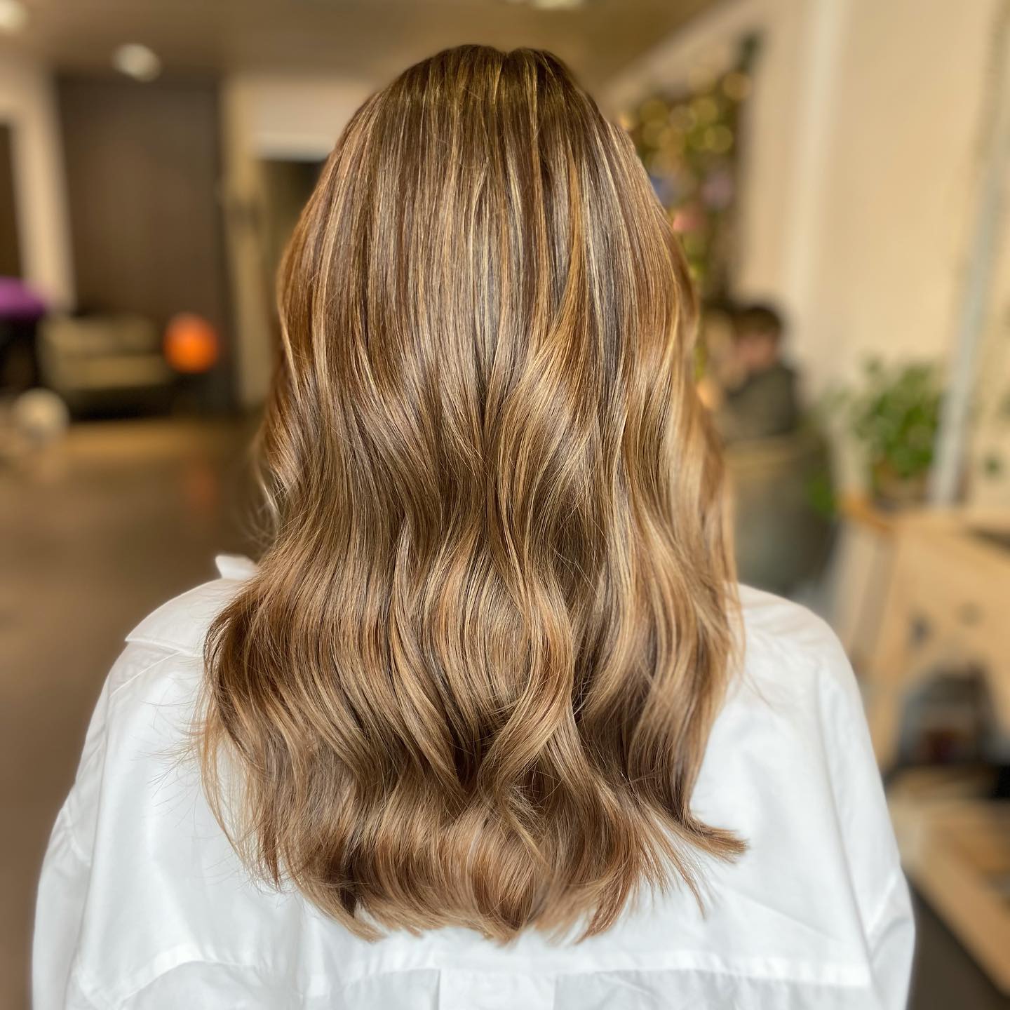 Mocha babylights ☕️✨
•
•
Earthy, coffee bronde tones are complimenting @karolina_la_st skin tone amazingly😍✨
Would you like to color your hair as well? DM / WhatsApp to ask about your options!
@owayofficial @ghdhairbenelux @ghdhair @emerly____ @olaplexnederland @olaplex @winkelcentrumoudrijswijk @oway_benelux_distribution @haircouture_nl @eorganicsalon
#balayage #sustainablehair #ecofriendlyhair #hairgoals #colormebeautiful #coloredhairgoals #haircolor #hairtransformation #colorcorrectionspecialist #bestofblonde #easymaintenancehair #coolblonde #kapper #bestekapper #coolbrunette #hairtransformation #haireducator #beforeandafter #mooihaar #duurzaam #zerowaste #kapsalon #healthyhair #organicproducts #organicsalon #owaysalon #longhair #hairtrend2023 #faceframehighlights #eorganicsalon