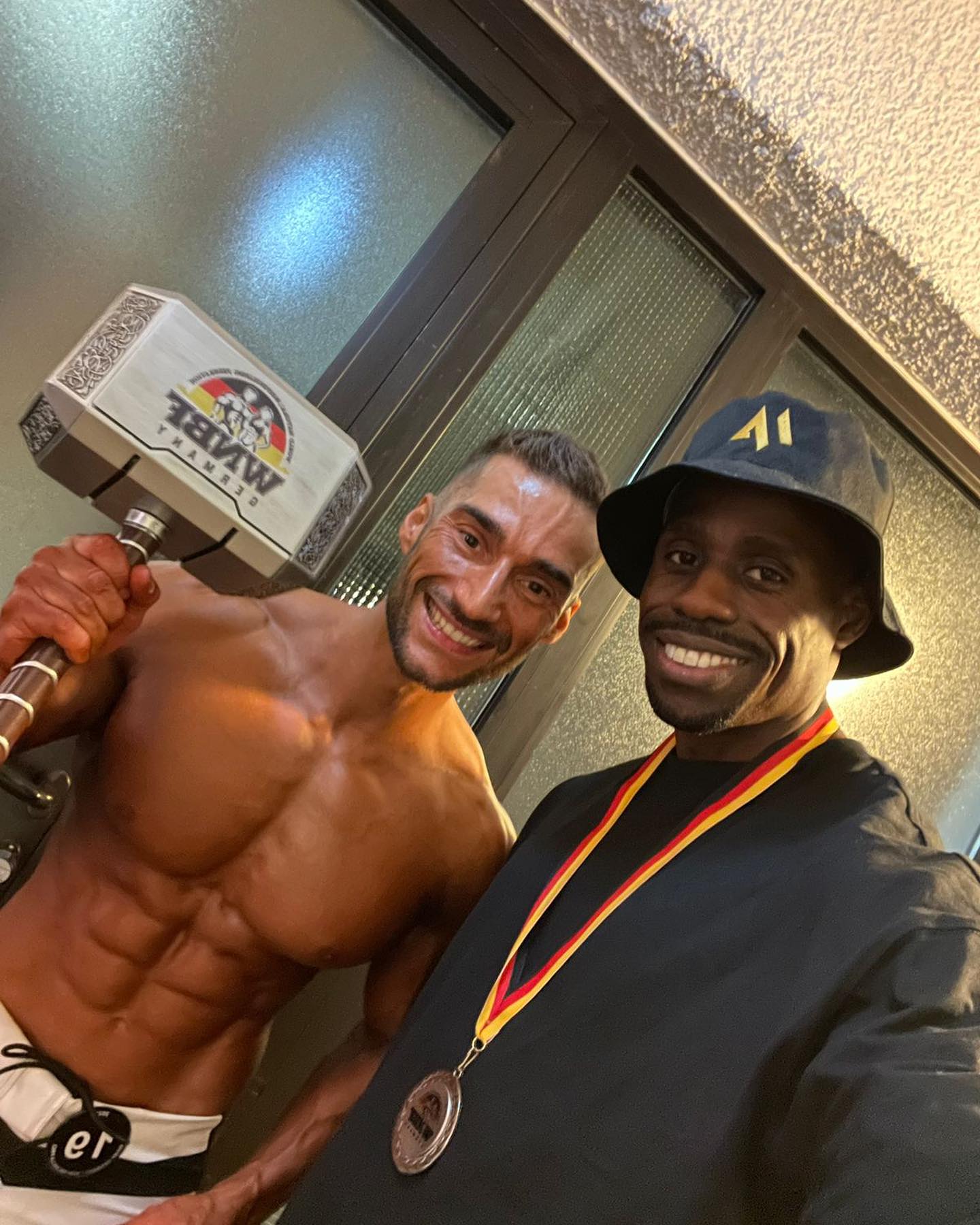 🏆 Ontem os nossos atletas fizeram história no Campeonato Profissional da @wnbfgermany
@heitorsousa.__ conquistou o 1 lugar na categoria Mens Physique short e dominou no Overall, trazendo para “casa” o título de Campeão Europeu Mens Physique.
@adaomartins_official obteve um fantástico 4 lugar entre 7 atletas na mesma categoria, Mens Physique Short.
É com grande orgulho que dou os parabéns a ambos os atletas, pela dedicação, trabalho e evolução apresentada desde o início desta jornada. Ainda me lembro dos primeiros vídeos e photos que me enviaram… amateurs turned into PROS 🔥
Quero salientar a camaradagem que transpira nas vossas fotos e vídeos 🥹 Esse é o espírito que queremos passar neste desporto, competição sim mas também entre ajuda, amizade e inspiração. Vocês são um exemplo como atletas e pessoas… obrigada por fazerem parte da @wnbf.portugal 🇵🇹❤️💪🏼
#wnbf #wnbfpro #wnbfportugal #wnbfgermany #ironvalhallapro #eliteleague #mensphysique #wnbfmensphysique #wnbfbodybuilding #bodybuilding #portugal #naturalathlete #natural #proathlete #atletaprofissional #campeão #desportoportugal #culturismonatural #atletanatural