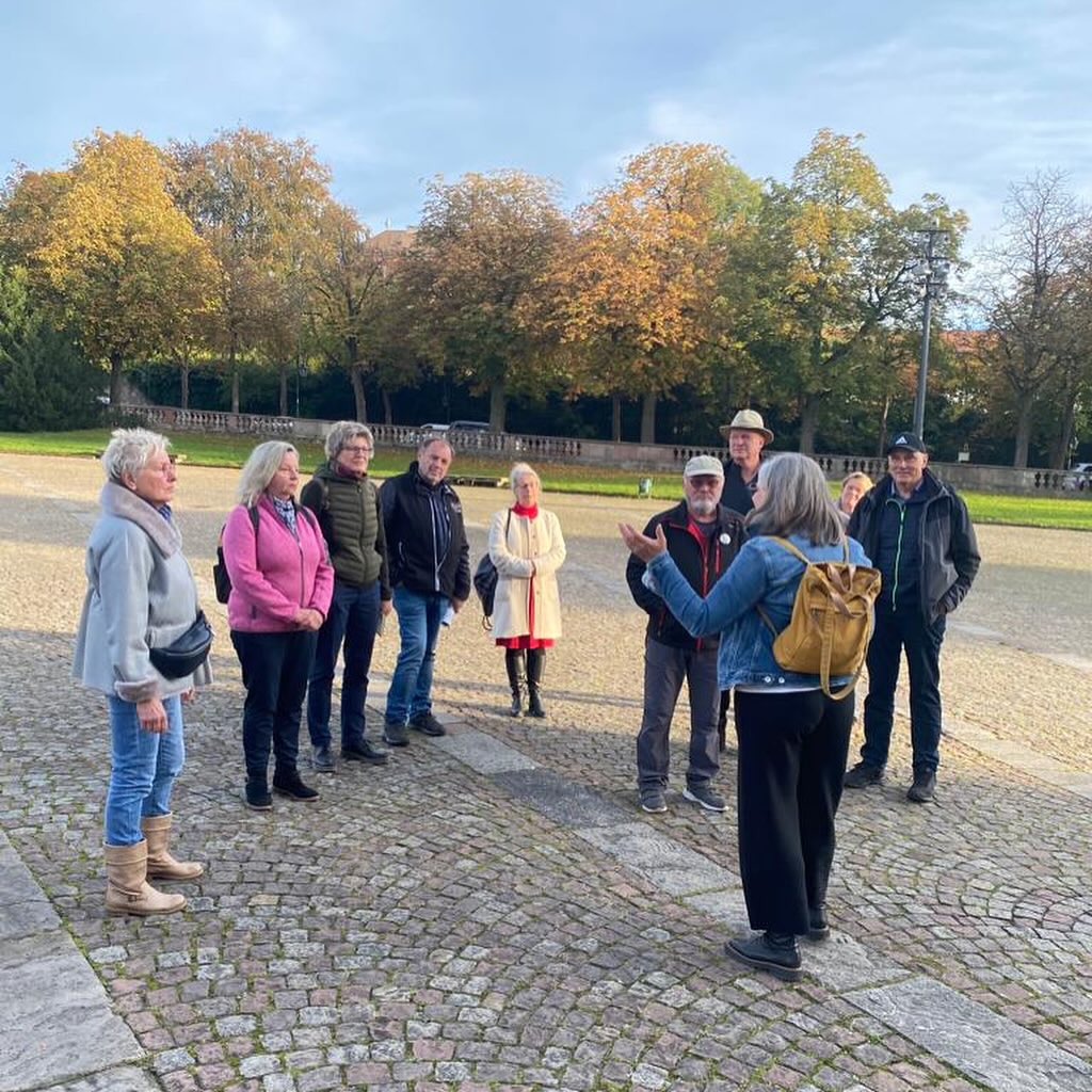 Am 18.10. war es wieder soweit: Die Naturboten trafen sich zu einer ganz besonderen Veranstaltung – einer Sporichwortführung mit Daniela Jehn, unserem geschätzten Mitglied. 🌿 Unser Treffpunkt war nichts Geringeres als der majestätische Fuldaer Dom, ein wahres Wahrzeichen der Stadt. 🏰 Daniela begrüßte uns herzlich, und schon bald tauchten wir ein in das Herz Fuldas. ❤️
Anschließend ging es durch die historischen Gassen von Fulda, wo die Geschichte bei jedem Schritt zum Leben erweckt wurde. 🚶♂️ Wir lauschten gespannt Danielas Erzählungen, die geschickt die Brücke zwischen Vergangenem und Heutigem schlugen. 🌉 Die Sprichwörter, die wir unterwegs entdeckten, waren nicht nur Worte – sie waren Zeugen der Zeit, die uns Einblicke in die lokale Kultur und die Weisheit der Vorfahren gewährten. 📜
Nach einem Rundgang voller Entdeckungen und inspirierender Gespräche fanden wir uns in der Wiesenmühle wieder. Dort ließen wir den Abend in geselliger Atmosphäre ausklingen. 🍻 Es war ein Tag, der uns nicht nur mit neuen Erkenntnissen, sondern auch mit einem Gefühl tiefer Verbundenheit bereicherte. 🌟
Habt ihr auch Lust, die Geheimnisse Fuldas zu entdecken und in die Welt der Sprichwörter einzutauchen?
#Naturboten #Fulda #Stadtführung #GeschichteLebendig #Gemeinschaft #KulturErleben #SprichwortLiebe #HistorischesFulda #FuldaerDom #EntdeckeFulda #Wiesenmühle #Lebensweisheiten #Traditionen #Rhön #BiosphärenreservatRhön #RhönLiebe #RhönMountains #NaturparkRhön #WandernRhön #Naturerlebnis #Landschaftsfotografie #OutdoorAdventure #Heimatliebe #Naturführung #Umweltbildung #Nachhaltigkeit #Naturverbunden #LokalKultur #ErlebnisTour #DeutschlandEntdecken