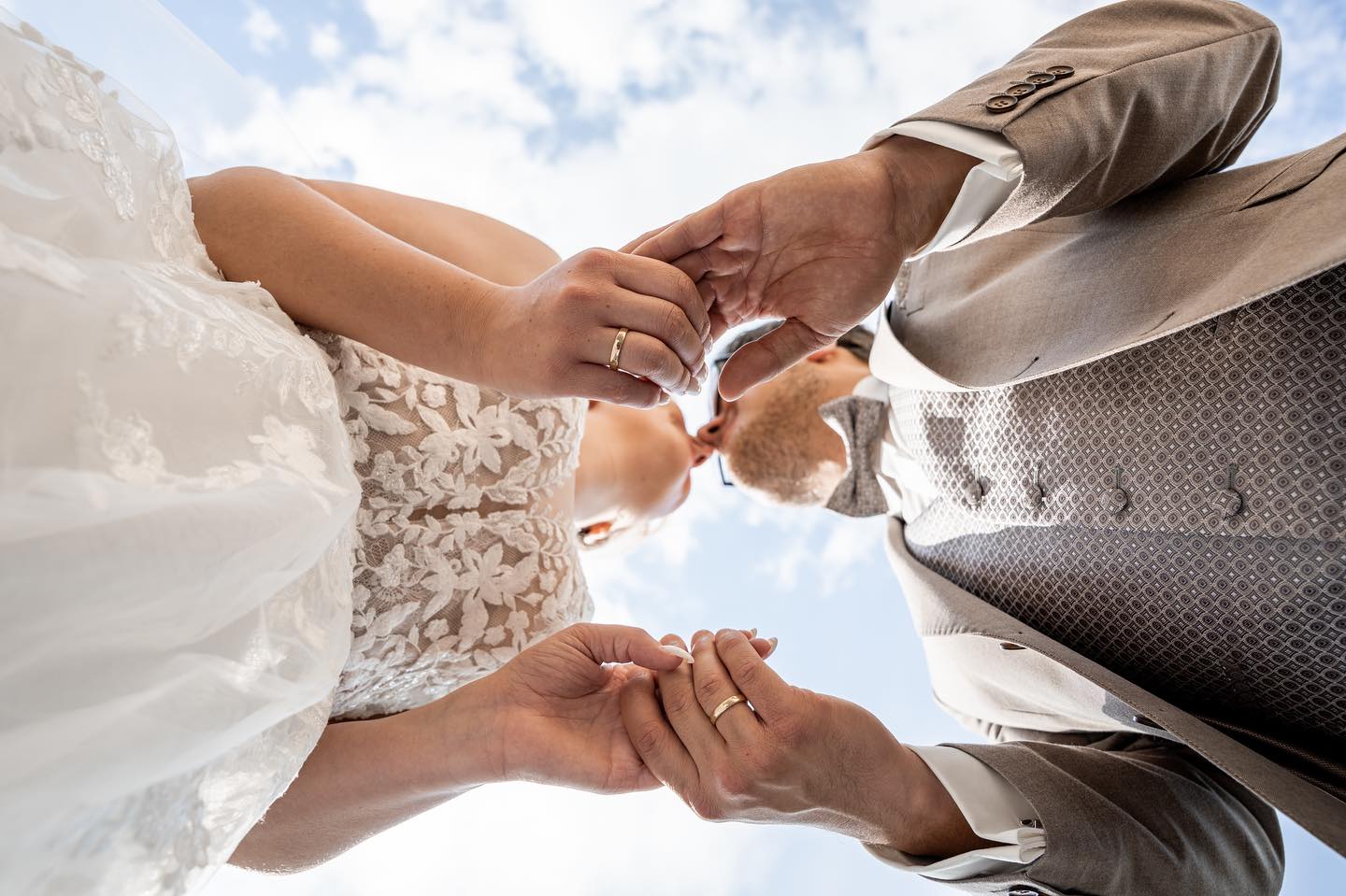 erlebe deine Hochzeit aus einer anderen Perspektive.💍 #Hochzeitsfotografie #Eheringe #Verlobungsringe #Liebesgeschichten #EwigeMomente #Detailverliebt #MagischeBlicke #Perspektivenwechsel #KunstinderFotografie #EmotionenEingefangen #UnvergesslicheAugenblicke #Hochzeitskunst #BlickfangLiebe #Traumhochzeit #MomenteFürImmer #VerliebtVerlobtVerheiratet #AugenblickeDerEwigkeit @juweliersteinbreder @alte_stadthalle @julianhuegelmeyerentertainment