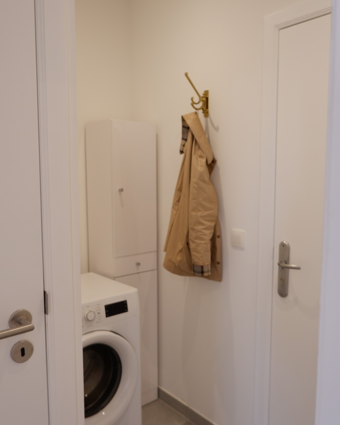 PROJET APPARTEMENT Bruxellois 2/3
- La SALLE de DOUCHE - 🚿
Nous avons complètement repensé le hall d'entrée et la salle de douche en simplifiant et en optimisant l'espace.🤩
Nous avons séparé cette zone en 3:
- Le Vestiaire : création d'un vestiaire avec son armoire de rangement. La machine à laver est dans le vestiaire question de place et de bruit.
- Le WC : il a été séparé de la salle de douche pour pouvoir gagner de l'espace dans la salle de douche. Et pour pouvoir utiliser les 2 pièces en même temps le matin.
- la Salle de douche : elle est plus petite en mètre carré qu'avant mais elle est mieux agencé et plus lumineuse. Petite mais pratique ! 💡 La douche fait toute la longueur de la pièce. Plus de rangements grâce au miroir à pharmacie et au meuble sous le lavabo.
La porte est coulissante pour gagner de l'espace et pour mieux circuler dans le couloir.
Qu'en pensez vous ?
-----------
#créatricedinterieur #rénovation #entrepreneur #décoratricedintérieur #projetdeco #belgique #architecteinterieur #travauxmaison #renovation #amenagementinterieur #decoration #bienetre #décorationintérieure #architectedinterieur