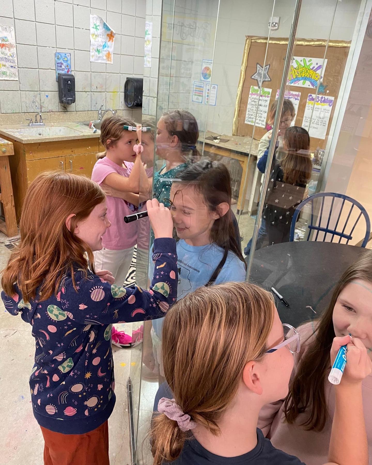 Bergman 3rd-5th graders have been working on contour line drawings in art. We started by practicing contour, continuous line, and blind contour. Students finished by doing a still life using all three techniques and some fun collaging.