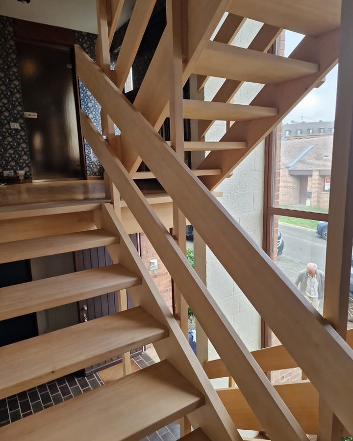 PROJET MAISON LLN 🏡
-ESCALIER -
La 1ère étape de ce chantier fut l'aérogommage de l'escalier.
C'est une technique écologique de décapage avec de l'abrasif à basse pression.
Le but :
↪️Enlever le vernis qui a jaunis avec le temps (l'escalier à 50 ans).
↪️Puis le nettoyer et mettre une couche de protection.
Grâce à cette technique nous avons pu retrouver la couleur naturelle du bois et le touché. 🥰
PS : Mes clients, étant partis en voyage durant les travaux, ont (re)découvert un escalier comme neuf à leur retour. 🤗 Et ils sont très content du résultat car il éclairci leur cage d'escalier.
Réalisé par Dams Aérogommage
--------
#créatricedinterieur #creatricedinterieur #maisons #entrepreneur #rénovation #maison #décoratricedinterieur #décoratricedintérieur #projetdéco #ecoresponsable #belgique #architecteinterieur #travauxmaison #bois #amenagementinterieur #renovation #architectedinterieur #escalier #escalierbois