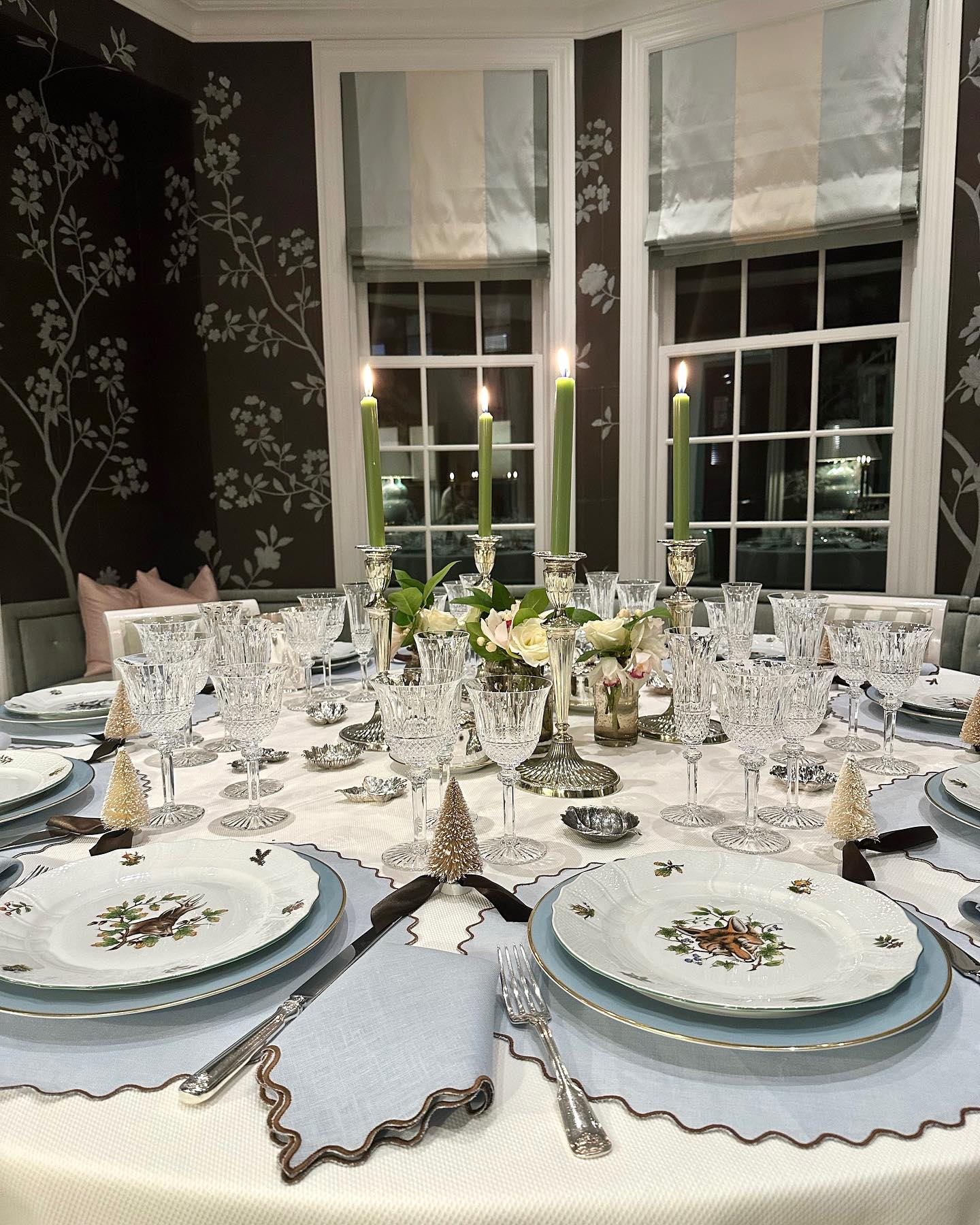 Happy Thanksgiving from the Simon’s 💙Our table is set for a very special day with loved ones.
This year I opted out of a traditional orange theme and was inspired by brown magnolia tones and a soft powder blue. I love going shopping in my own closet to mix and match pieces I’ve collected over the years so create something new and fresh. The traditional feel of the plates pair perfectly with the playful feel of the contrasting scalloped linens.