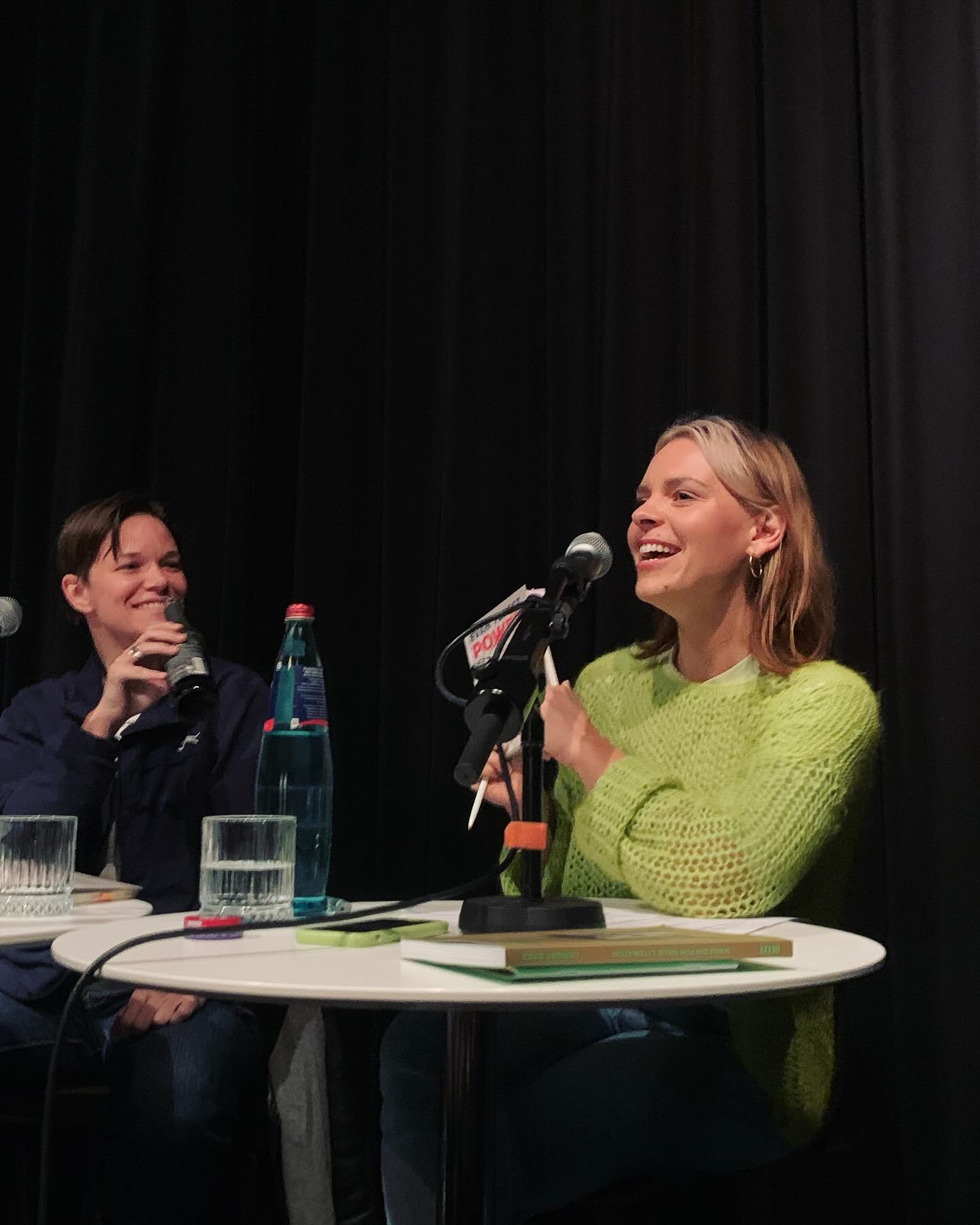 Bin immer noch so geflashed! Impressionen von gestern @freiburger.lesbenfilmtage Lesung mit Evan Tepest #powerbottom @maerzverlag Was für eine Lesung 😍😍😍🧠🦑📓💥🔥und Gespräch! #ilovemyjob Für mich hätte es ewig weitergehen können. Ich hab so viel gelernt! Solch kluge, poetische, berührende, aufregende Sätze ... und dieses Cover 😛 Liebs voll, dass Evan einen so großartigen Essayband geschrieben hat und wir uns kennengelernt haben & auch über nerdige Literatursachen sprechen konnten 💜 bitte gerne wieder 🙃 Riesen Knutscher an Susanne @josfritz.buecher fürs Möglichmachen und die ganze Orga / ebenso dem cuten Team @freiburger.lesbenfilmtage und merci auch ans @koki_freiburg für den Raum!
Pics @sascia.bailer 🫶 Video als Reminder: Nicht alle Lesben sind Frauen! #essay #lesung #moderation #hirnmittentakel #lesenistmeinsex