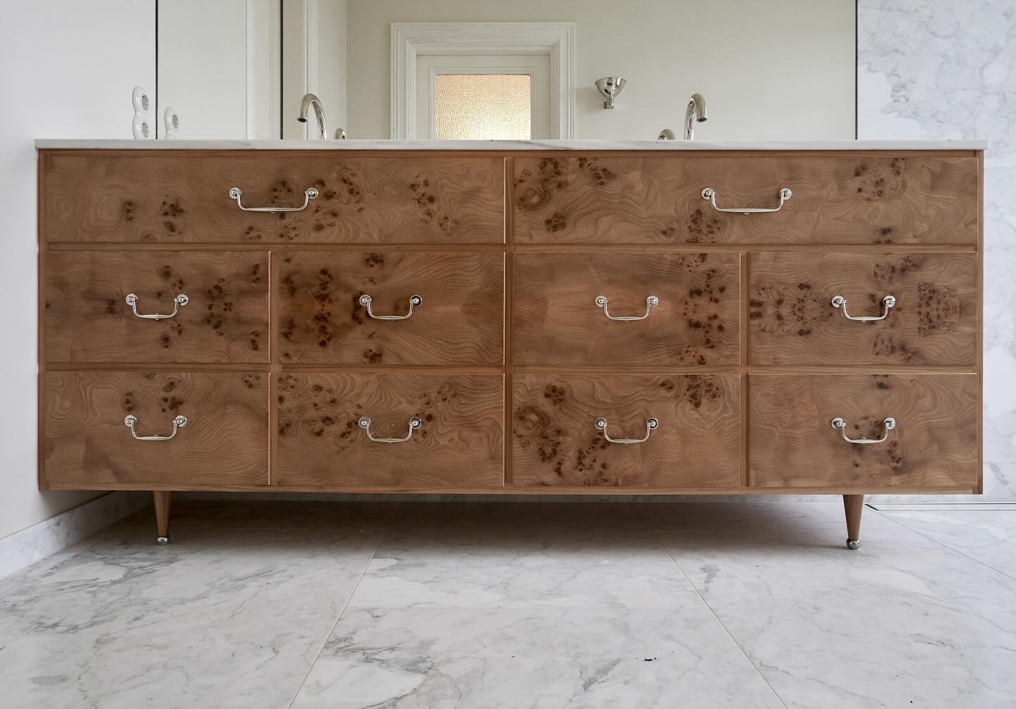 Baderomsinnredning i alm rotfinér. Sinkede skuffer og ti strøk med danish oil for glans og beskyttende mot vann på bad 💦
Bathroom furniture made out of elm burl veneer. Drawers with dovetail joints and ten layers of danish oil for the gloss and the best protection against water 💦
.
.
.
.
.
.
.
.
.
.
.
#woodworking #woodcraft #craftmanship #finewoodworking #cabinetmaker #interior #home #modern #craft #build #handmade #furniture #furnituredesign #todaysmaker #traditionalwoodworking #sustainability #dovetailjoint #bathroom
#boligliv #interiørinspirasjon #vakrehjemoginteriør #møbelsnekker #interiørmagasinet #rom123 #boligdrøm #interiør #skandinaviskehjem #bærekraft #sammenføyning #baderom