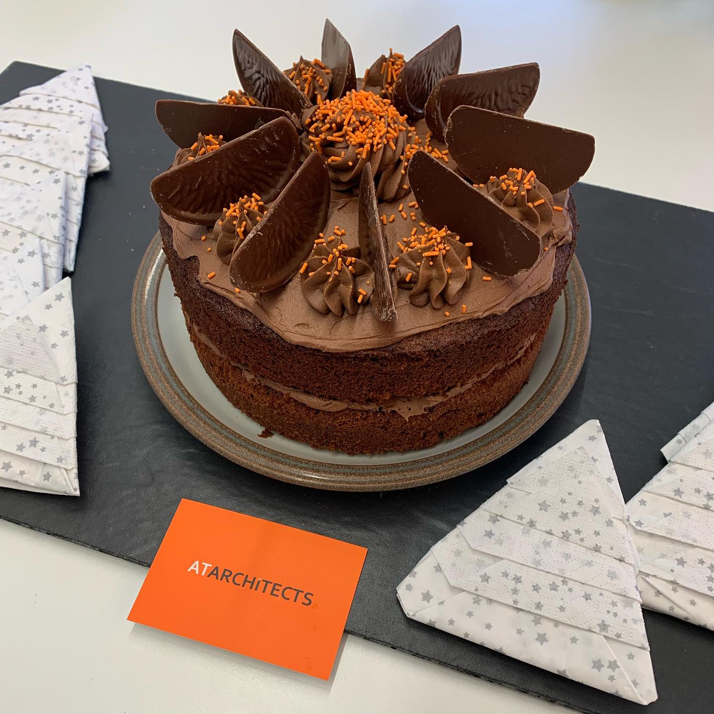 Instalment No.8 of the AT #officebakeoff
Polly smashed it with her very festive Chocolate Orange Cake 🍫🍊 It tasted just as good as it smelt and looked 😍
And not to mention the napkin Christmas trees 🎄
#bake #make #create