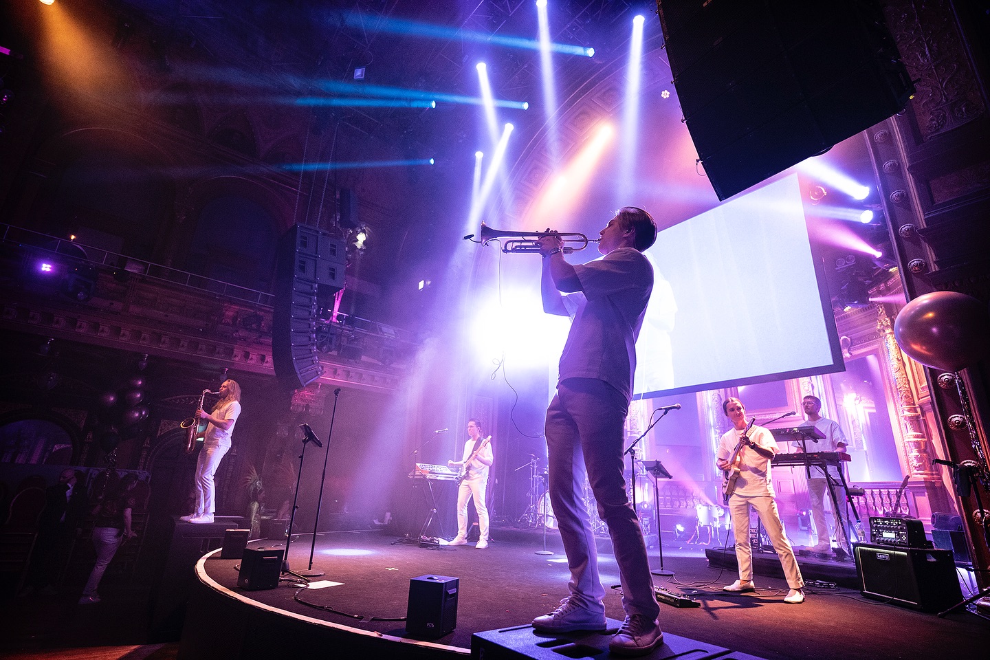 Christmas season is here!! 🎄Lots of exciting events these coming weeks! 🎶
.
.
.
📸: @jonastborg
#abouttimesweden #hornsection #livevents #saxophonist #trumpeter