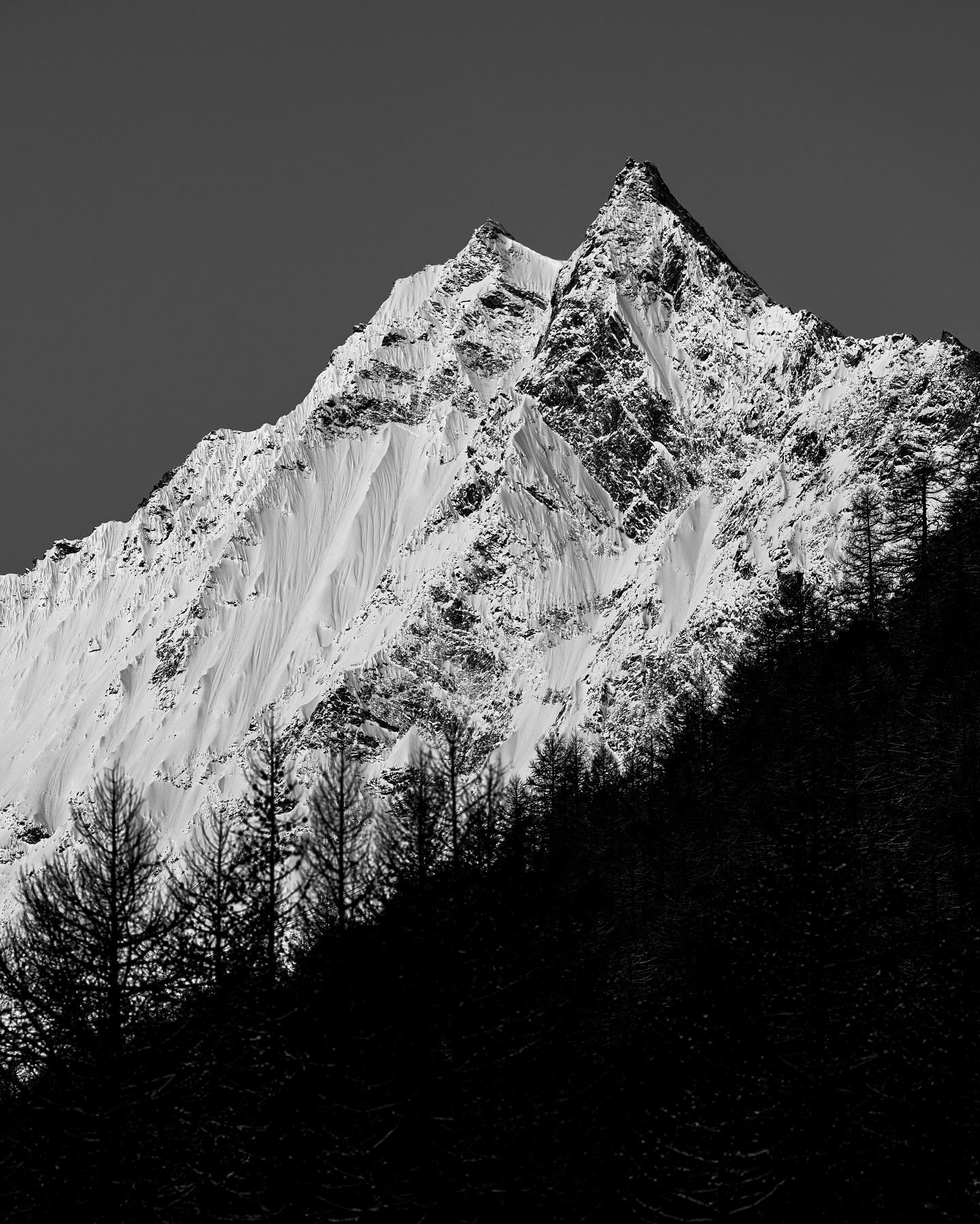 The Dom & snow covered rooftops.
#DorfblickSaasFee #SaasFee #Switzerland #SwissAlps