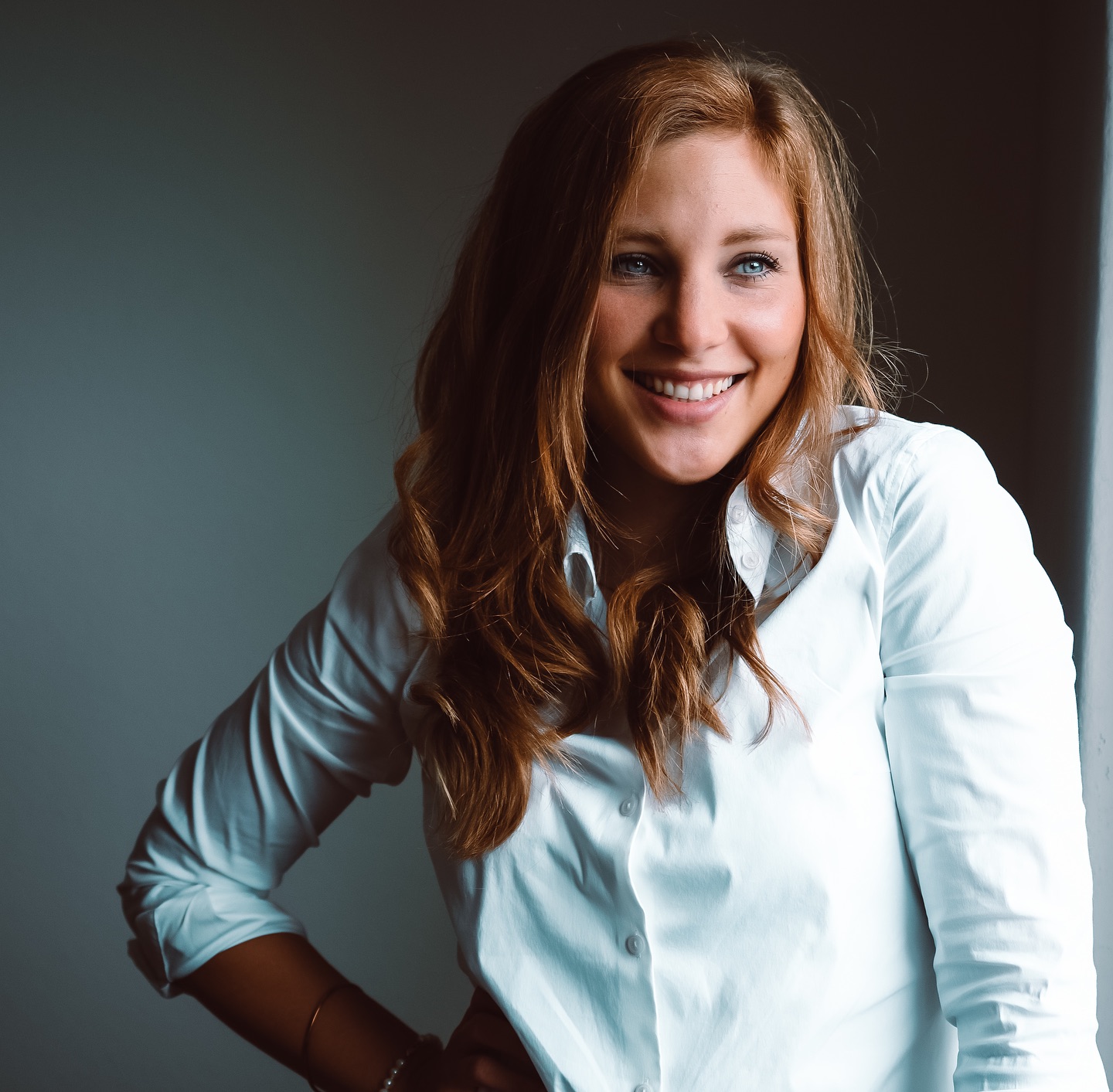 Eine Hassliebe ist das…
mit dieser Adventszeit…
Eigentlich könnte es eine so schöne und besinnliche Zeit sein. Aber: Alles muss noch abgeschlossen werden, Projekte die wir längst mit uns hertragen oder besser gesagt vor und herschieben bekommen plötzlich den dringenden « Muss-noch-vor-Ende-des-Jahrs-abgeschlossen-werden-Stempel ». Und dann Adventskranz, Weihnachtsbaum, Geschenke organisieren, alle Freunde treffen, die man ewig nicht gesehen hat und den besten Glühwein der Stadt finden.😅
Phuu da kann’s einem schon mal schwindelig werden.
Und was ist, wenn wir es einfach gut sein lassen? Uns erlauben, zu entschleunigen und das zu tun, was uns gut tut - unabhängig von all den Erwartungen?
Was wird dann wichtig? Und was gilt es dieses Jahr wirklich noch anzupacken?💡
Denn wenn wir mal ganz ehrlich sind - das nächste Jahr kommt bestimmt und es hält sogar noch einen Extra-Tag für uns bereit.😉
Ps: Die Glühwein-Tipps in der Region Zürich nehm ich trotzdem.😅
#adventszeit #stress #fokus #priority #mentalhealth #performance #perfectionism #druck #mindset #mindsetchange #changethoughts #coaching #myriamschwizercoaching