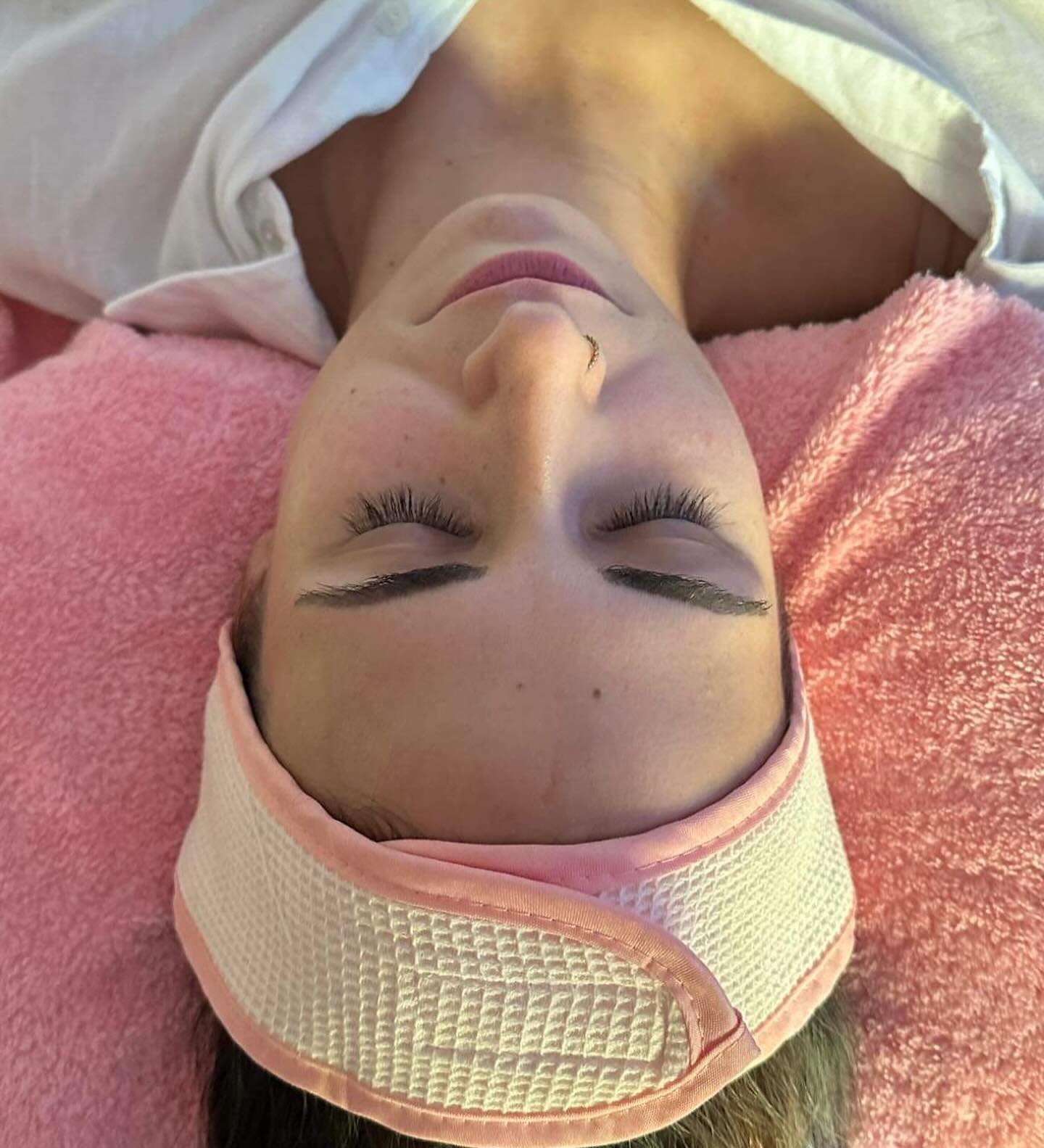 Getting my glow on thanks to the lovely Chaya @chayawellnessth in #kohphangan.
The “Face Lift” treatment started off with a song bowl healing session followed by a delightful sensory experience…Fragrant botanical oils, a soothing chromotherapy display, and calming music accompanied the most relaxing facial cleansing and massage.
She skillfully used a combination of different massage techniques and guasha to work on lifting the muscles, stimulate lymphatic drainage and smooth wrinkles.
Aside from literally floating out the door, my face was just radiant afterwards (see pic 3, taken an hour before and an hour after the treatment).
My face and nervous system thank you Chaya 🙏🏽Looking forward to coming in for another treatment very soon!!
#chayawellnesskohphangan #facialguasha #naturalantiaging #soundhealingfacial #liftingfacial