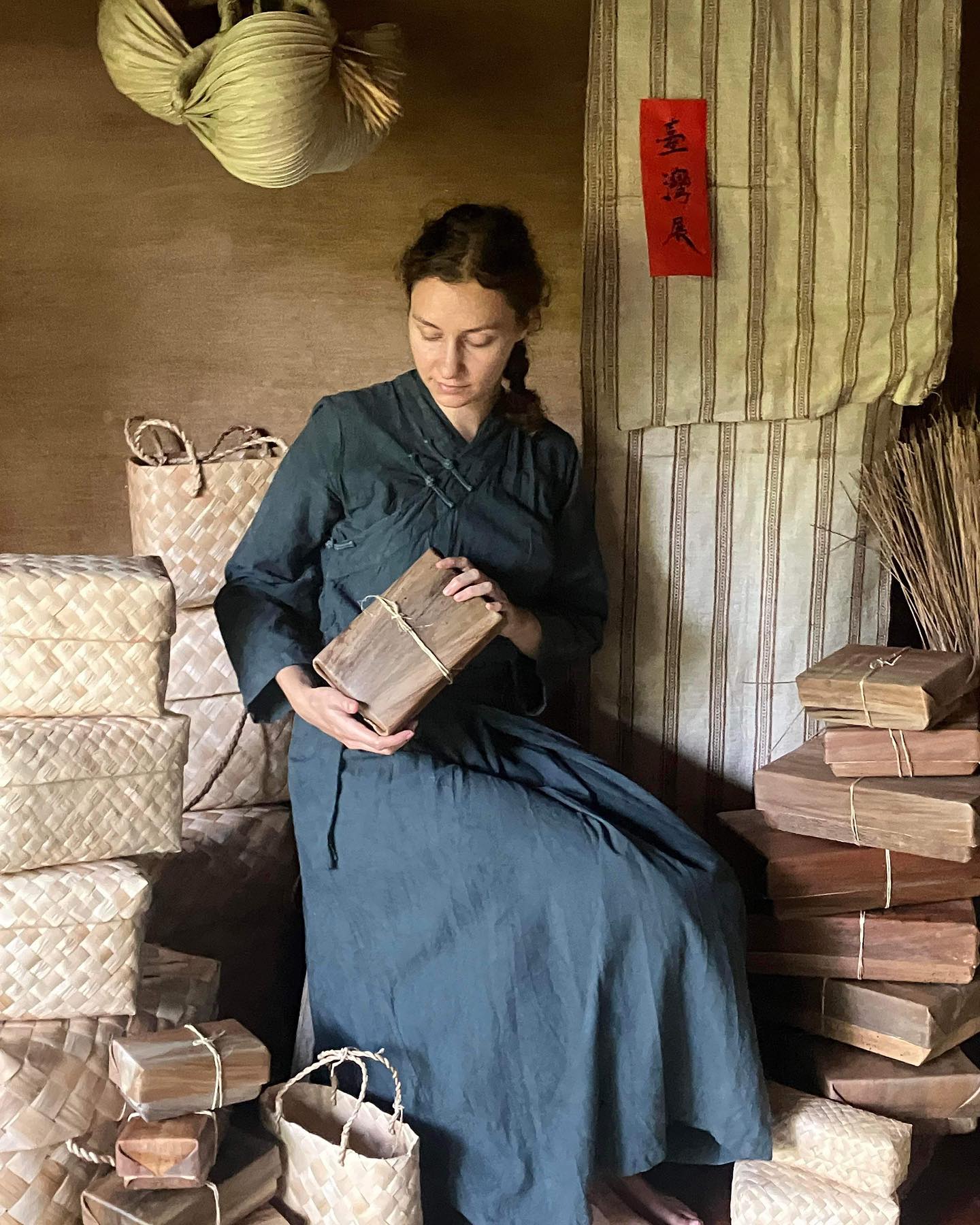 Kyoto Crafts - Part 1
1. Boites de l’artisan @na_chiao à la gallerie @sukumo______jia
2. Tatamis de @tatami1869 au Komyo-In
3. Démonstration de Kenzie Yamada
4. À l’atelier de @masashige_sculptor
5. Sculptures de @masashige_sculptor
6. Vers à soie sortis de leur cocon
7. Vers à soie en action dans une ferme, à la campagne
8. Les cocons de soie
9. Fils de soie à l’atelier de @gororon , dans le quartier tisserand de Kyoto, Nishijin.
10. Démonstration du tissage de @gororon
Merci à tous de m’avoir fait découvrir votre travail !
作品を紹介してくれてありがとうございました🌹
#craft #silk #japanesecraft #kyoto #kyotojapan #ceramics #tatami