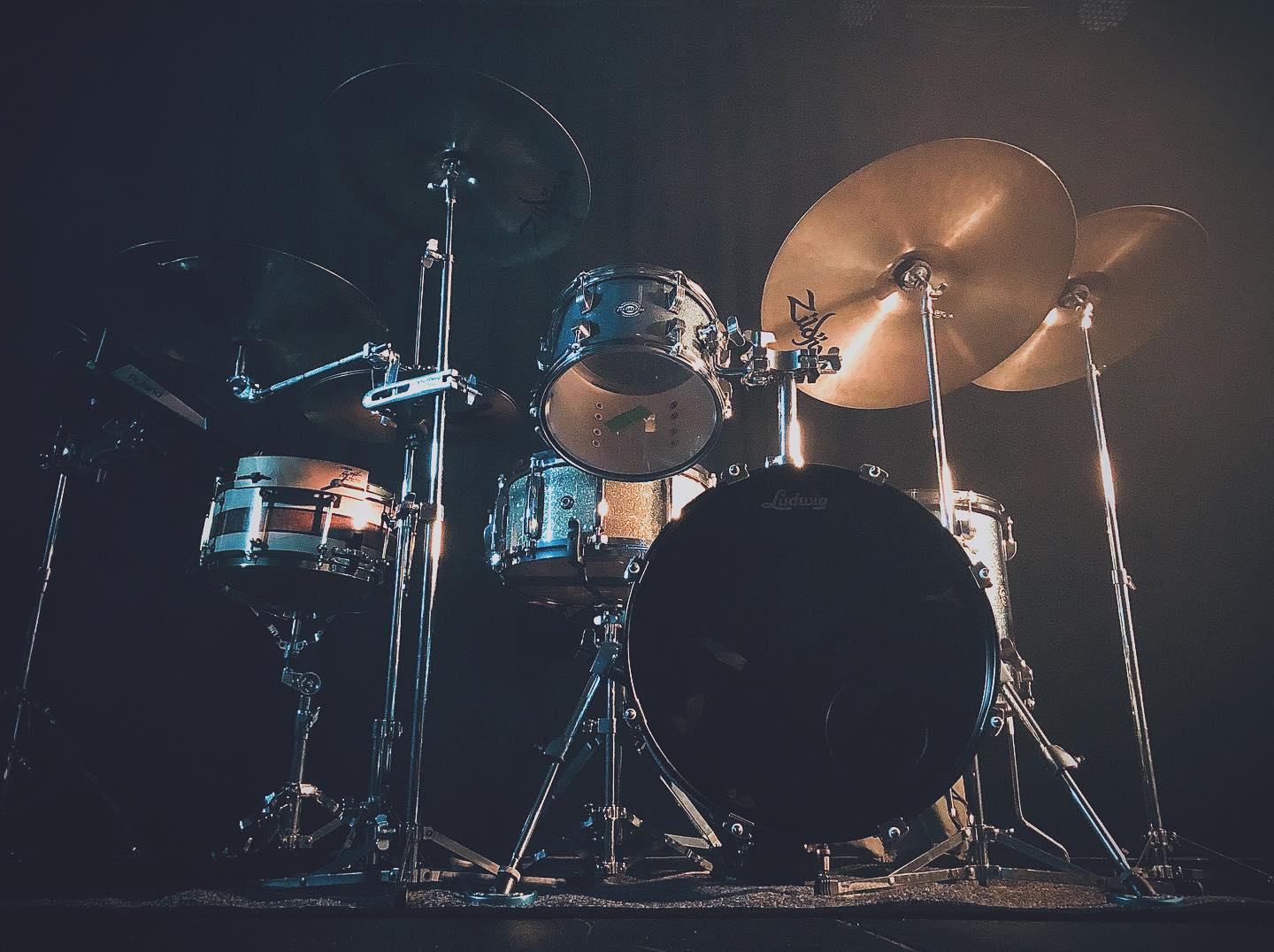 Studio shoot day 2 ๐ฅ excited to see this project all come together! Roll on the green screen day next!โฆ
.
.
.
.
.
.
#studio #greenscreen #videoshoot #drums #cideography #musicvideo #backoutstudio #tracking #silo #project #film #BTS #drums #drummer #drumming #filming #new