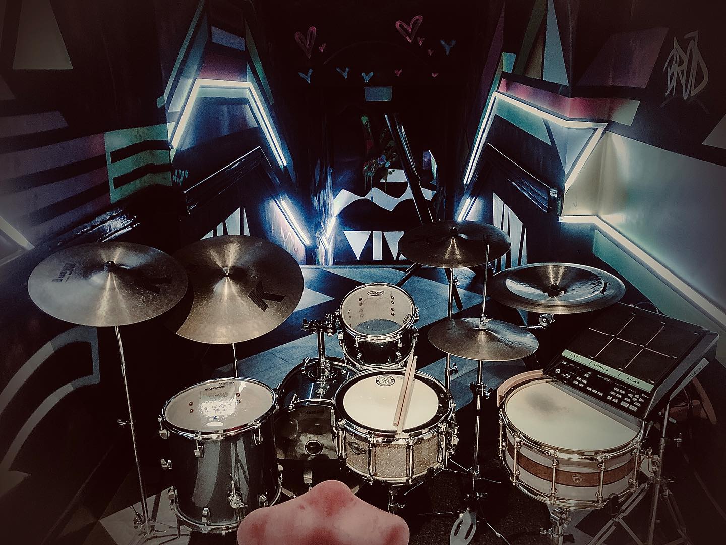 Video shoot day 1 ๐ฅ
.
.
.
.
.
#drums #drummer #drumming #zildjiancompany #sEelectronics #ludwigdrums #roland #vater #vaterdrumsticks #neon #silo #newproject #videoshoot #baskey #evans #take1 #videography #hallway #vibe #mtv