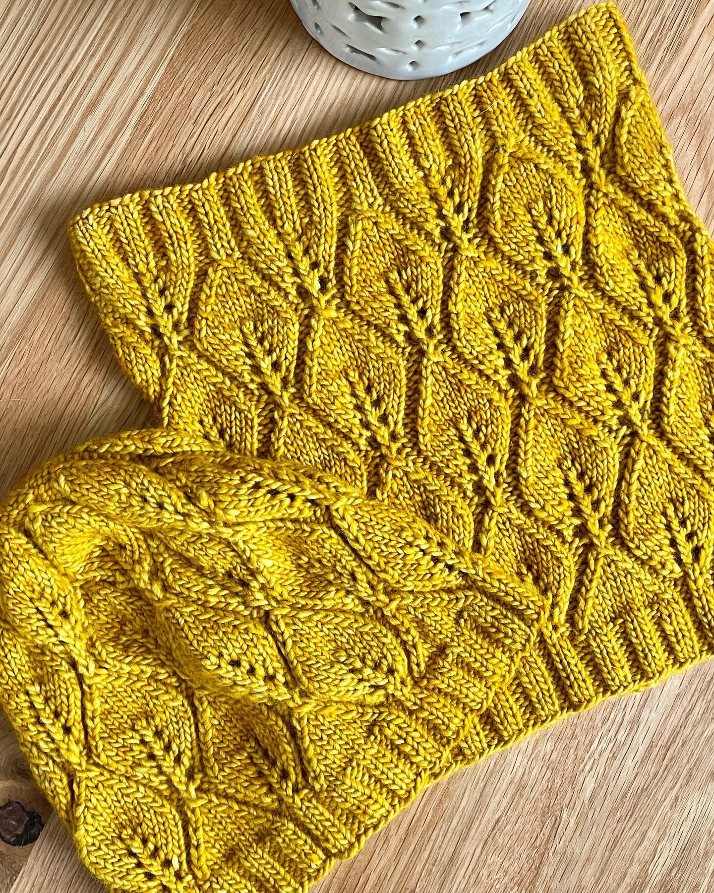 Pattern by
Leaving Cowl by Maria Magnusson (Olsson). Yarn: Malbrigo, Frank Ochre. I love this yarn and color. So comfortable. Washes well.