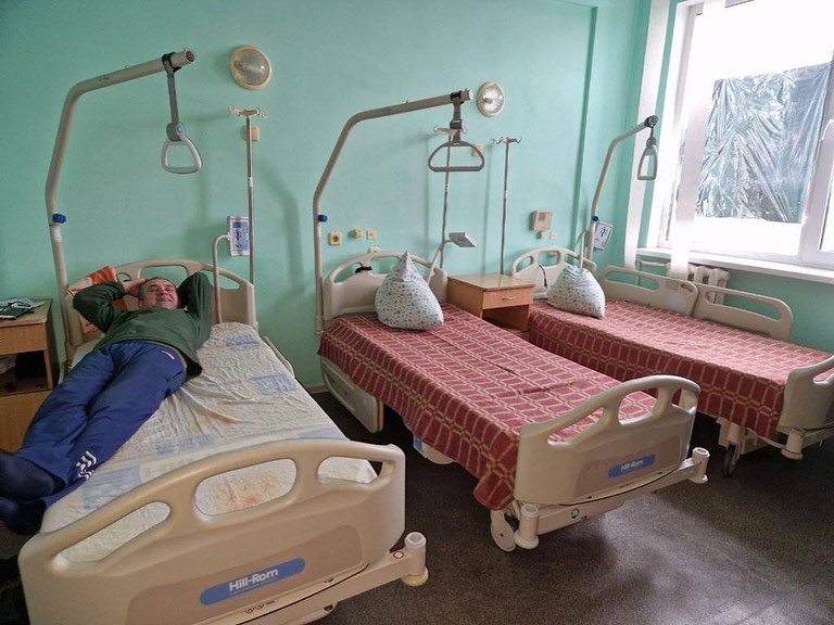 All 156 hospital beds entrusted to us by @hug_ge made it to their recipients safely. In partnership with ZhdU, the @hug_ge not only supplied these refurbished beds in perfect condition, but also provided the transport, participated in financing (along with private donors) and logistical support required for this large-scale humanitarian operation.
A special thank you goes out to @samooborona.lviv for being a reliable and amazing partner in Ukraine coordinating logistics, transport and distribution on Ukrainian ground. 💙💛🚛
#Ukraine #Volunteering #Humanitarian #StandWithUkraine #Zürich #Geneva #Lozova, #Bogodukhivsk #Vovchansk #Chuguyivsk, #Balaklia #Izium #Kharkiv #Kiev #Lviv #ZhdU