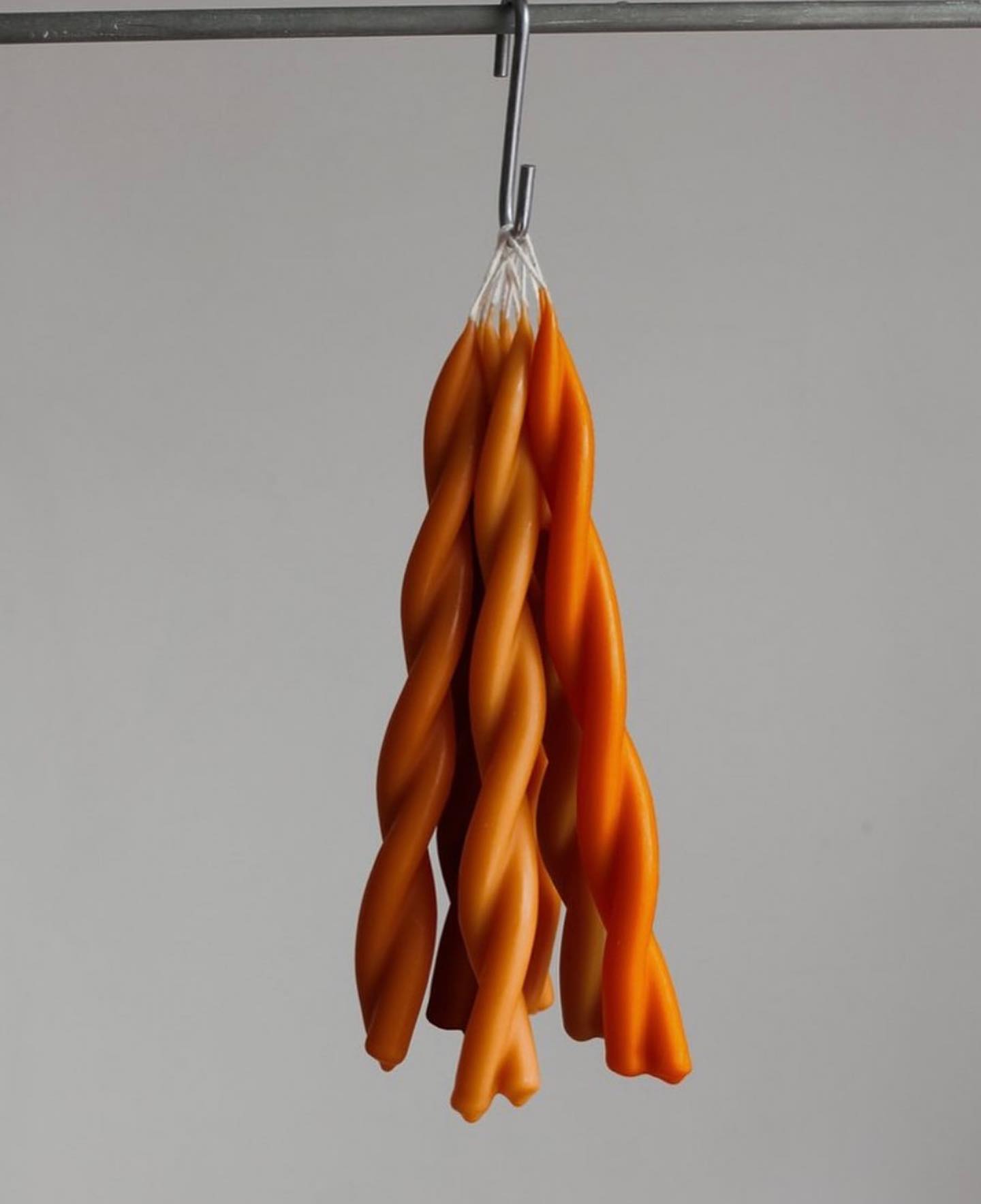 Clementine Candles, now on sale! View our Beeswax range online 🧡 🐝
#waxatelier #handmadecandles #beeswaxcandles #candlelitdinners #candlesofinstagram #madeinlondon #supportlocal #shopsustainable #orenhomeware #slowliving #sustainabledesign #tablesetting #tablescaping