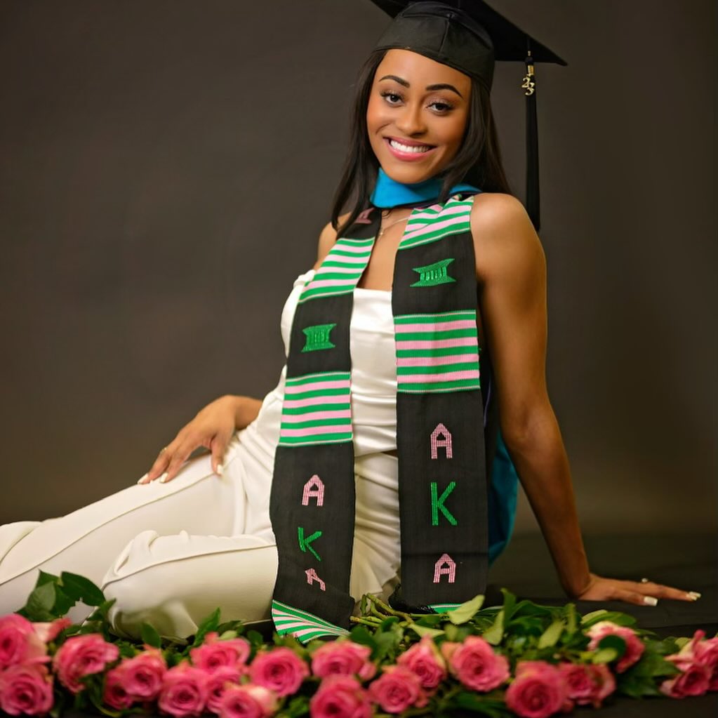 Pretty girl with ambition.
。
。
。pictures by @jermanysphotography
#mastersdegree #prettygirls_20pearls #explorepage