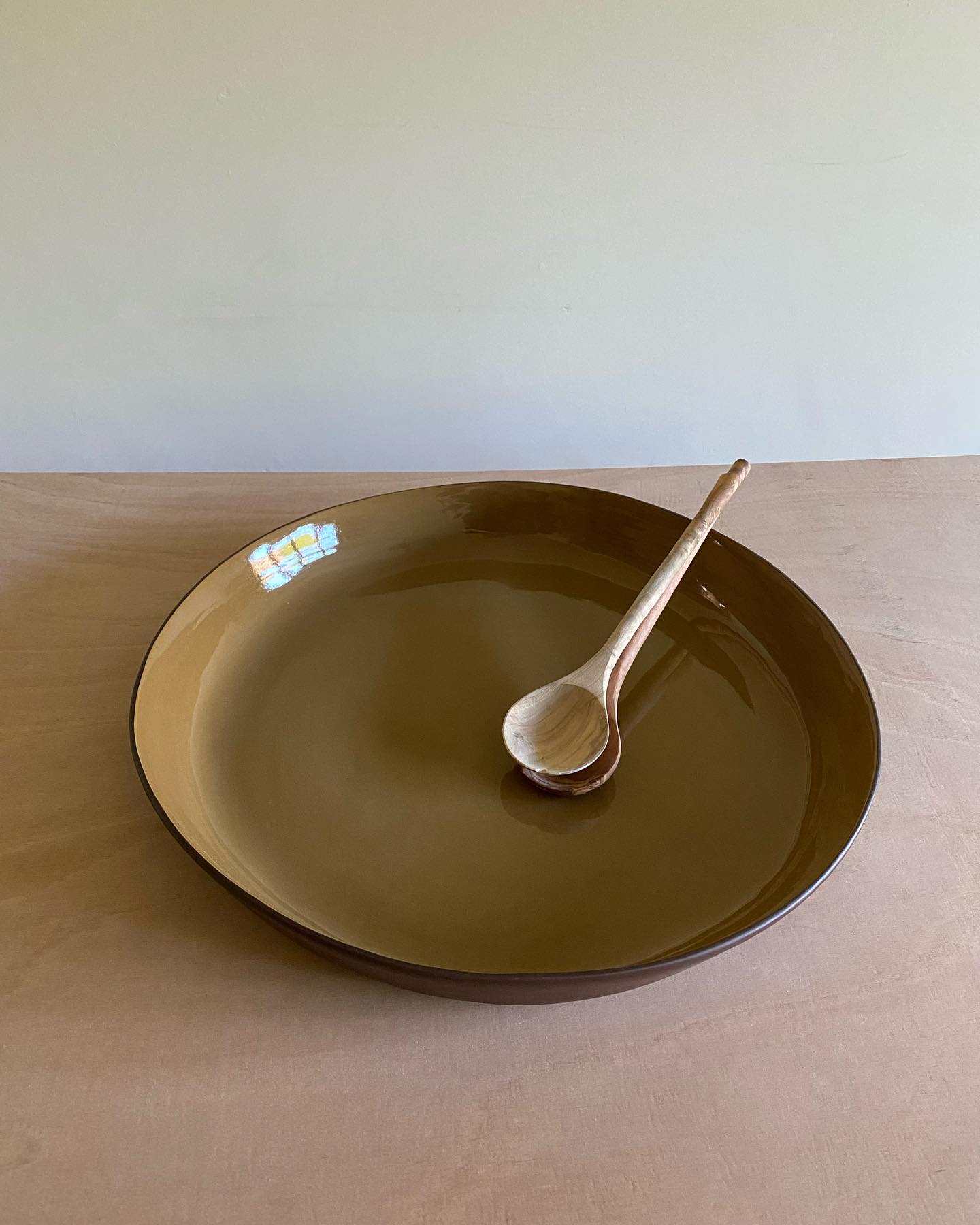 The perfect Christmas Bowl 🌲🤎
#platters #bowls #oversizedbowls #dinnerware #crockery #earthycolourscheme #handmadedinnerware #handmadeplates #brickettdavda #hanadetableware #ceramicsofinstagram #handmadewithlove #handmadeuk #handmadegifts