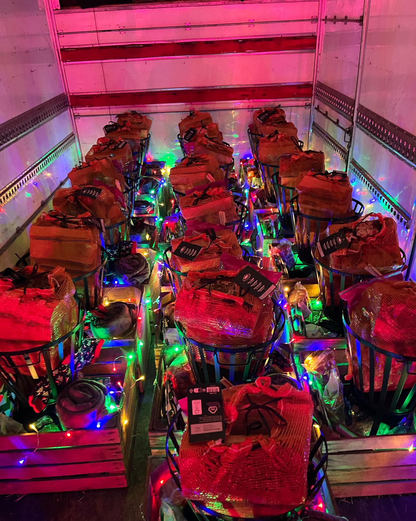 Winterpakketten voor CM Hoogenraad met een houten kist, vuurkorf π₯, haardhout, warme wintermuts, kerstsokken, een kerstrollade, een familiespel en helemaal tjokvol met Westlandse specialiteiten!
Dat is lekker de feestdagen in gaan! πππ
cmhoogenraad bedankt voor de bestelling! Al 3 jaar op rij mogen wij jullie medewerkers verrassen en elk jaar is het cadeau weer anders!
#maatwerk #kerstpakket #westland #houtenkist #westlandspakket