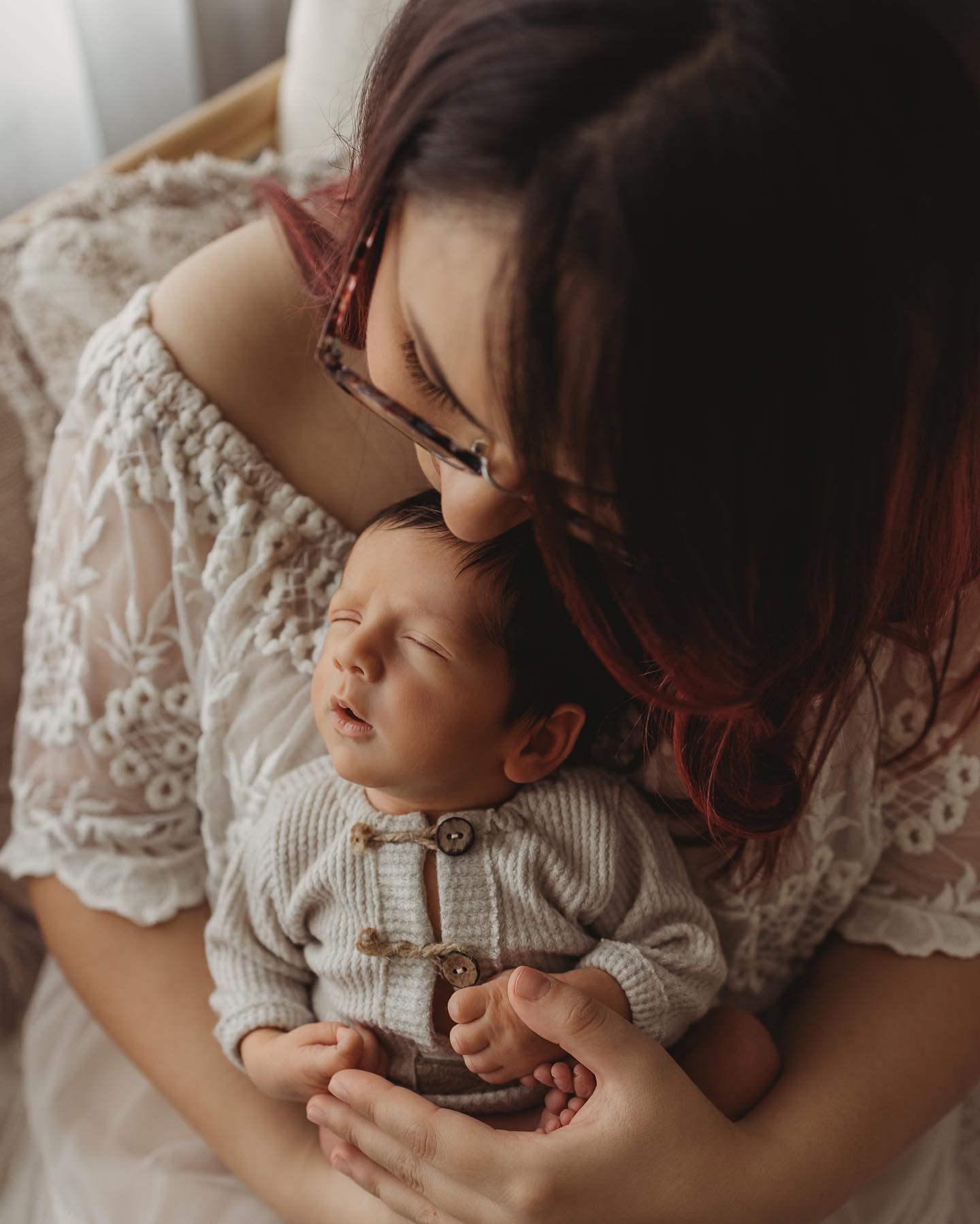 ❤️ natürliche Neugeborenenfotografie❤️
Solche Bilder entstehen während eines Newbornshootings. Die Familienbilder sind immer mit inklusive und auf Wunsch mache ich auch Einzelbilder nur von Mama oder Papa mit dem Baby. So entsteht eine schöne ausgeglichene Bilderreihe.
#newborn #newbornshooting #neugeborenenfotograf #neugeborenenfotografie #neugeboren #familie #mama #baby2024 #kiwu #kinderwunsch #hellobaby #bochum #essen #hattingen #dortmund #nrw
