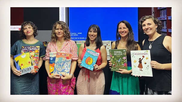 Cerramos este 2023 a lo grande 🥳
IBBY CHILE nos invitó a presentar las revistas GATOPERRO y Verdad & Belleza en su última asamblea del año, junto a las tremendas @proyectocalzaslargas @revistaguarisapo @revistabrigida y @revistalamochila . Fue súper rico e inspirador compartir experiencias con estas revistas que tanto leemos y admiramos 😍.
Muchísimas gracias @ibbychile por invitarnos a este gran encuentro 🫶
#revistas #hechoenchile