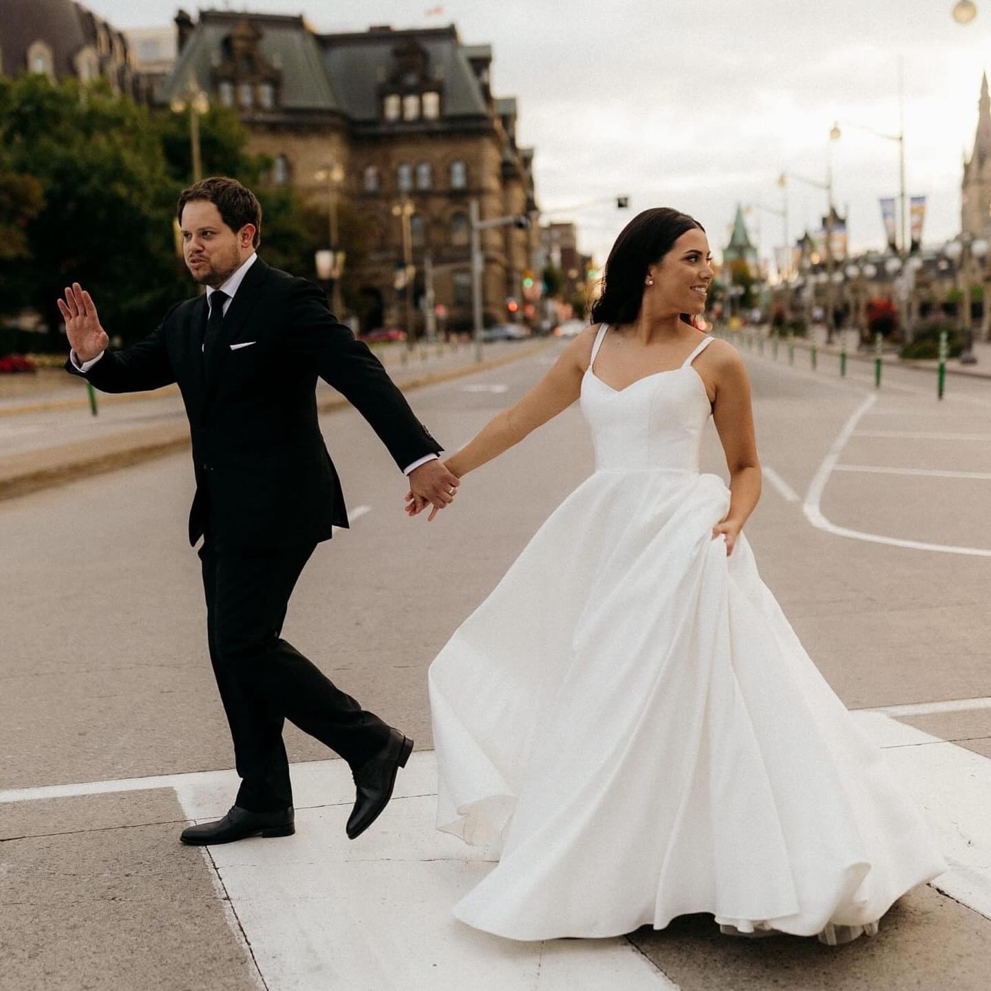 🚨Alerte tendance 2024 pour les photographes de mariage
Le documentaire ✨
Comment y arriver ?
Sans changer complètement ton style pour un trend, tu peux simplement; capturer les moments de transition, rester à l’affût des câlins, des éclats de rire et prendre en photo des moments imparfaits.
Pas de mise en scène ni de sourires forcés.
Juste du vrai (les gens de Québec vont compléter cette phrase avec « juste du frais » à cause du Asthon😅).
Results : des photos qui vieillissent merveilleusement bien et faire revivre à 100% la journée à tes mariés!
.
Bref, mon genre de trend 🙌🏻
.
C’est dans les « In-between » moments que tu vas créer des pépites comme cette photo 💎
Pourquoi?
🥂Le couple est détendu et 💯 lui-même.
🔭Tu est mode observateur , sans contrainte à diriger les gens.
🧪C’est le moment parfait d’expérimenter de nouveaux cadrages, de nouveaux angles qui pourraient te surprendre.
.
Ici, le merveilleux mariage de Stacy & Nick à Ottawa.
Les photos de party à la fin sont épiques 🙌🏻
Hair; @parla.hair
Make-up; @rebeccarosebeauty_
Dress: @withlovebridal
Venue: @nac.cna
.
.
.
#weddingphotography #weddingphotographer #quebeccityweddingphotographer #photographedemariagequebec #ottawaweddingphotographer #parisweddingphotographer #formationphotographe #mentorphotographer #photographer #educationphotographer