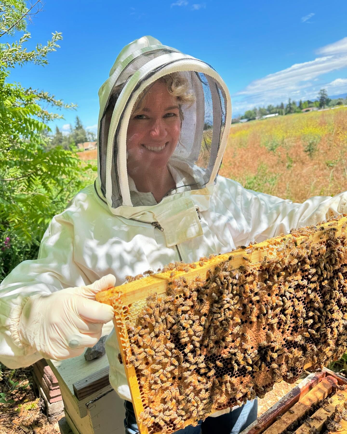 It was a beautiful day of beekeeping with the lovely @pamelasusanjewelry. Thanks for reminding me to slow down and be with the bees! Witnessing their hard work, benevolence, resiliency and ability to live as individuals for the betterment of the community is pure magic. It brings me hope of a better world🐝❤️✨🌈