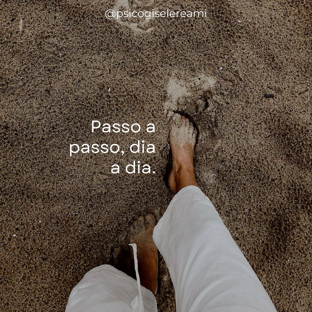 No fim de mais um ano, convido você a celebrar o constante movimento interior, onde o pequeno passo a passo se torna a grande transformação. O mais difícil as vezes é compreender a importância das mudanças. Ressignificar o passado é abrir portas para o presente. Respeitar nosso processo individual é reconhecer que o crescimento é uma dança única.