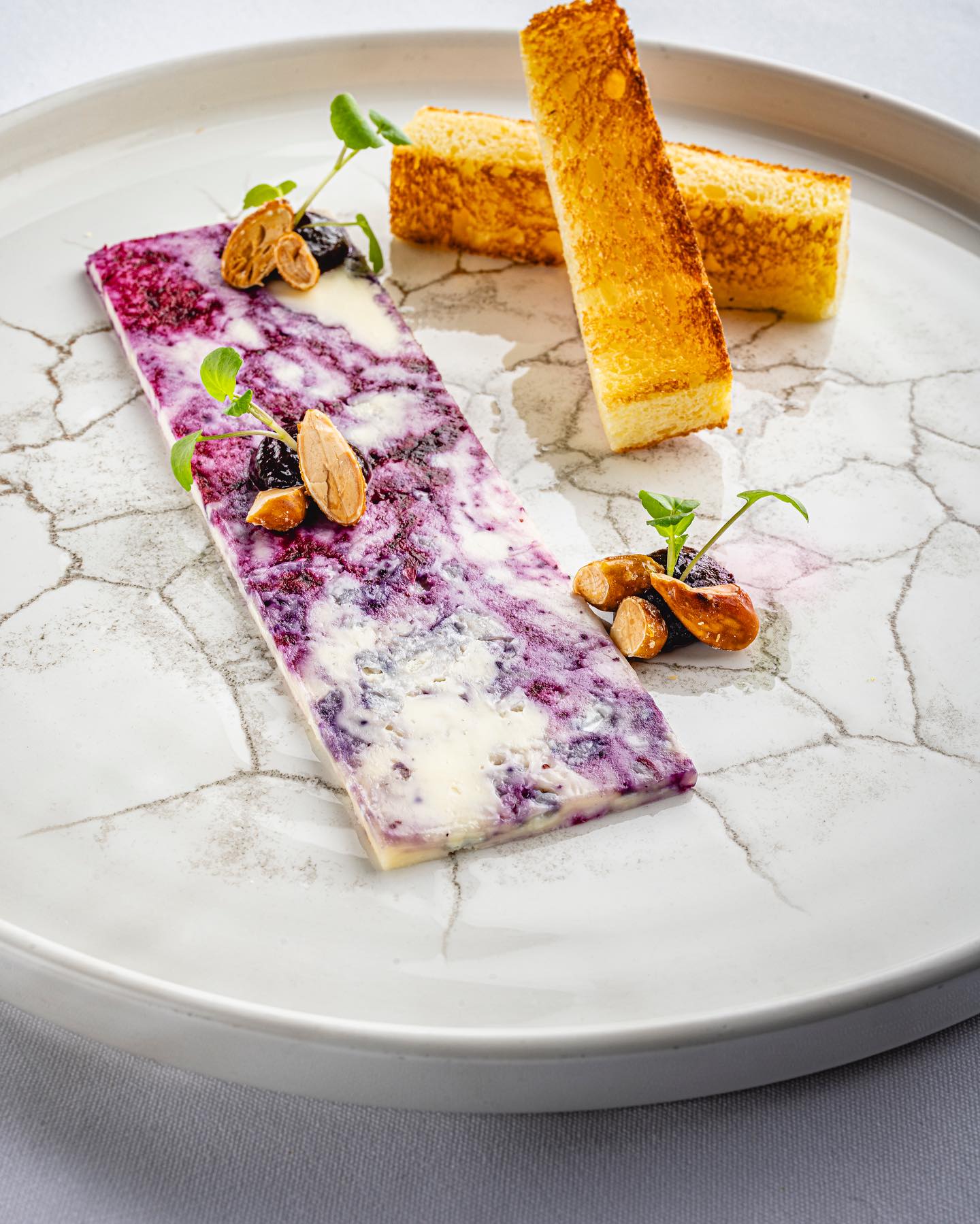 Pré-dessert
Carpaccio de fromage Laliberté, Confit de cassis & bleuets sauvages.
Partir d’un vin pour faire un dessert… voici l’idée de notre chef pâtissier et de l’équipe de sommellerie. Un flacon purement boréal, un vin produit à partir de bleuets sauvages récolté à la main au Québec.